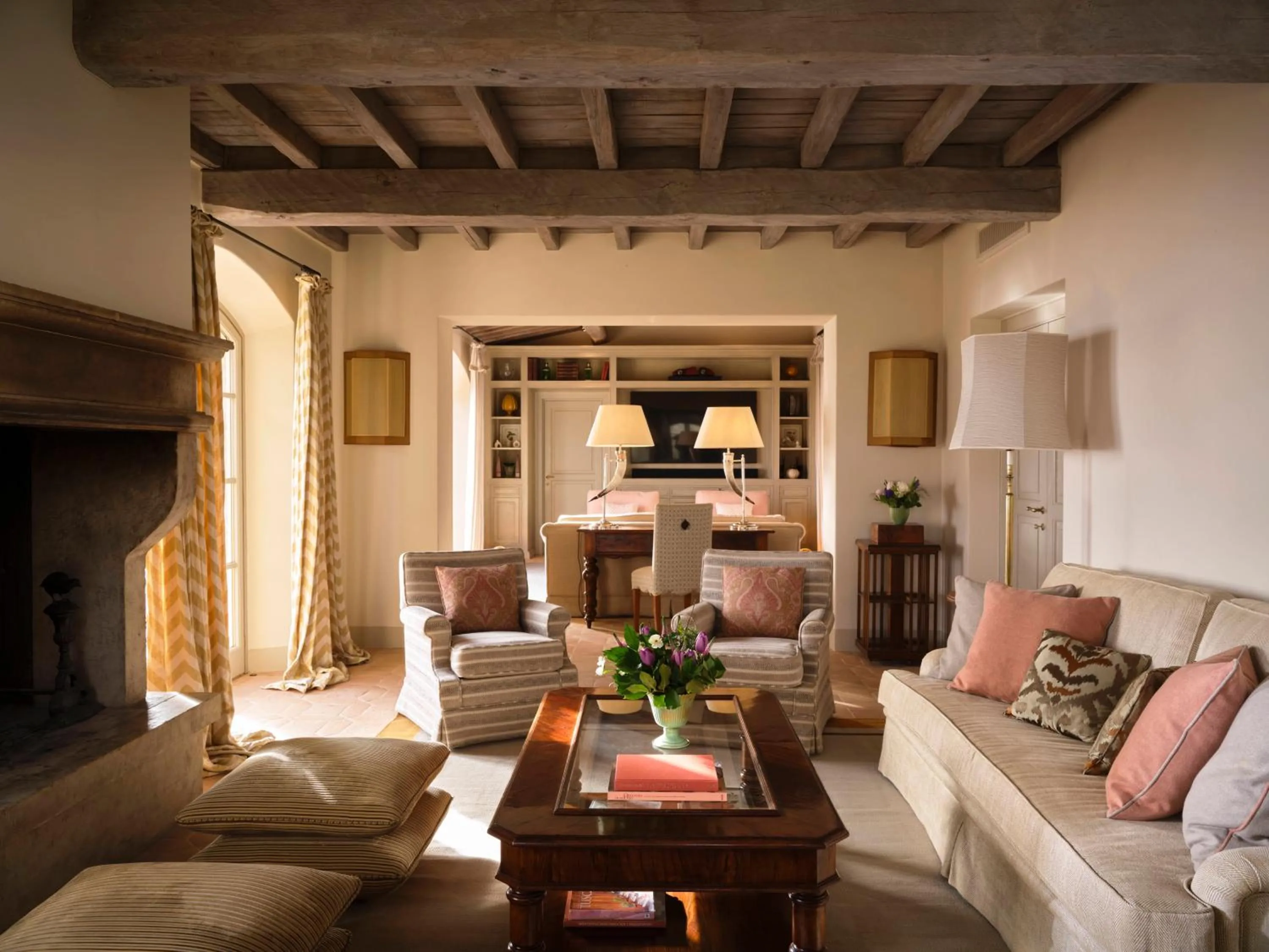 Communal lounge/ TV room in Rosewood Castiglion del Bosco