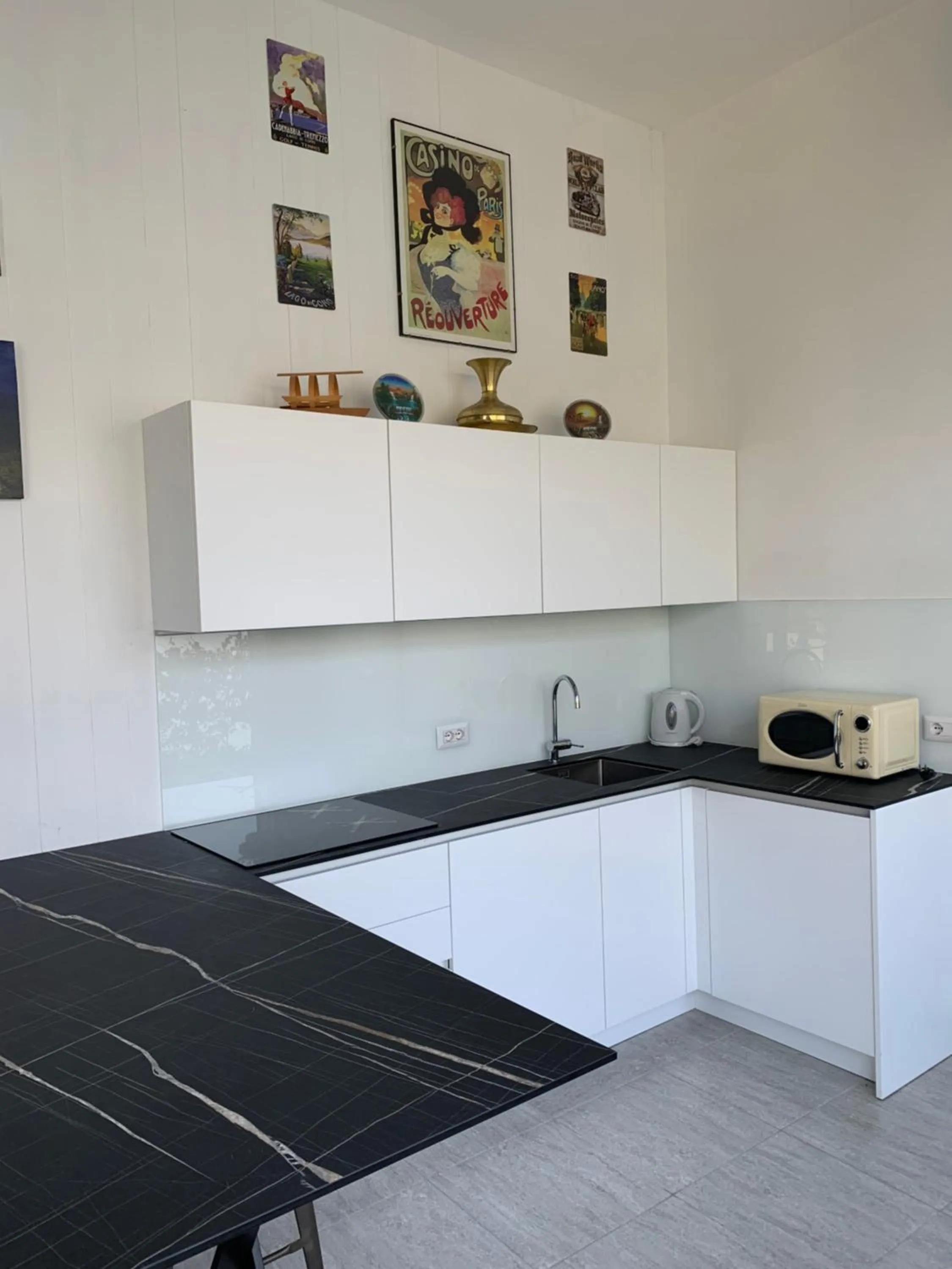 Kitchen or kitchenette in B&B Nest on the Lake