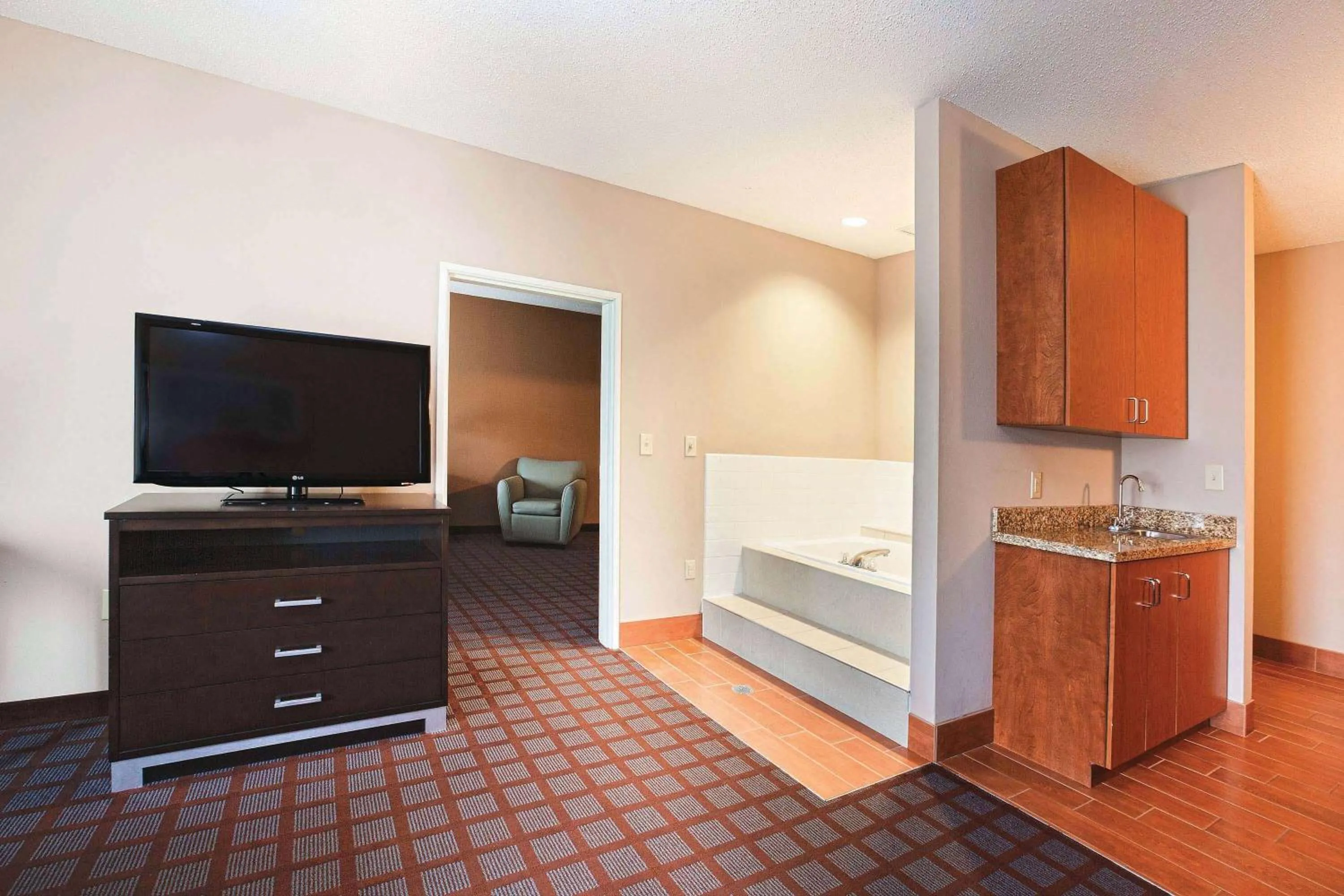 Bed in La Quinta by Wyndham Indianapolis Airport Plainfield