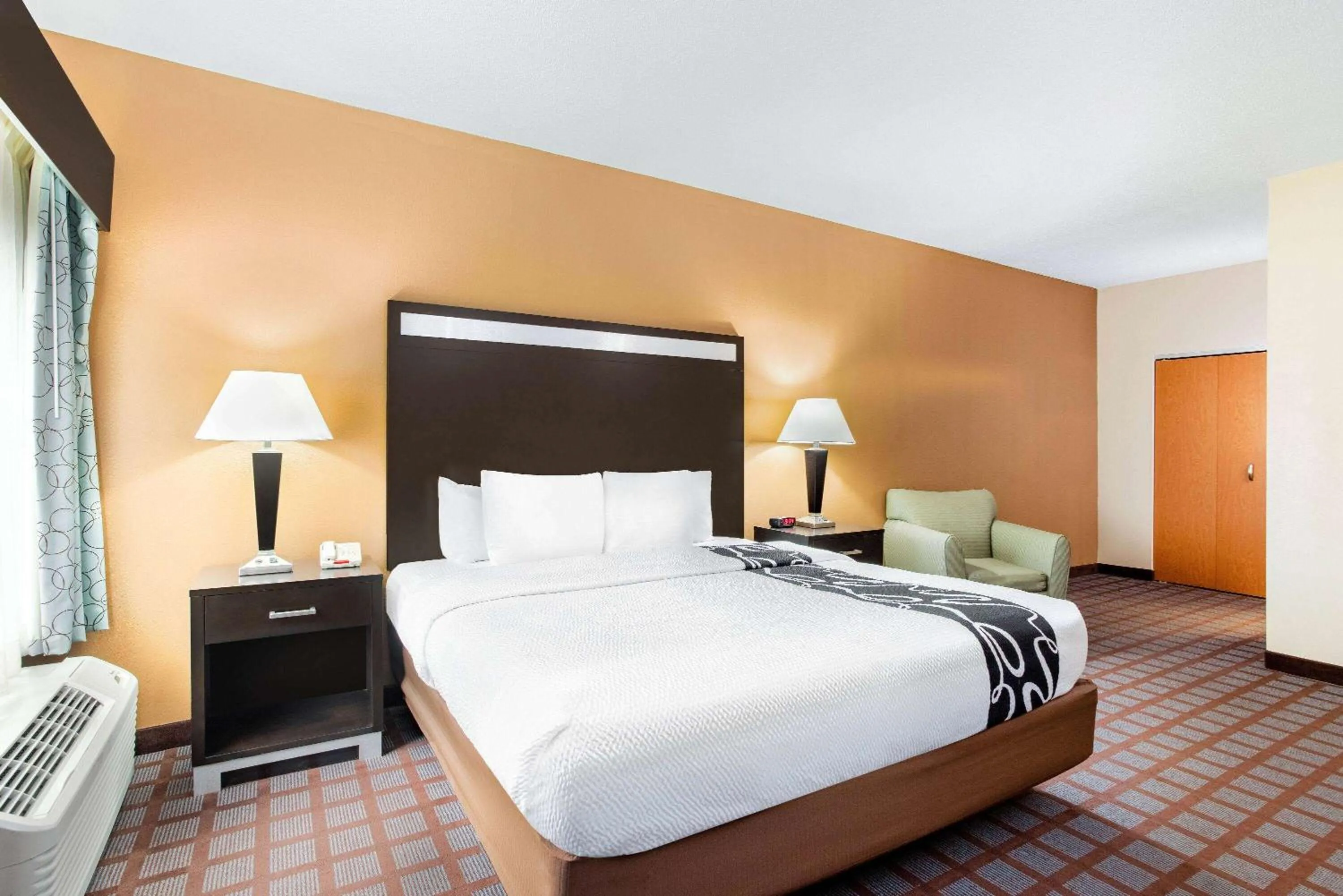Bed in La Quinta by Wyndham Indianapolis Airport Plainfield