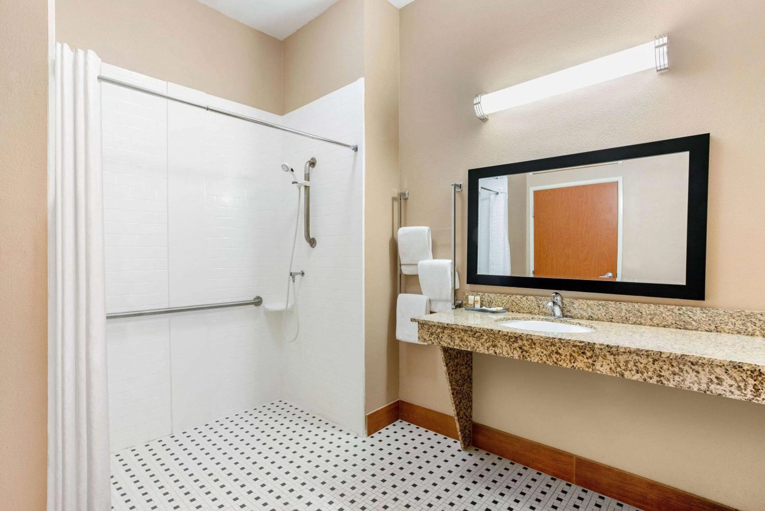 Shower in La Quinta by Wyndham Indianapolis Airport Plainfield