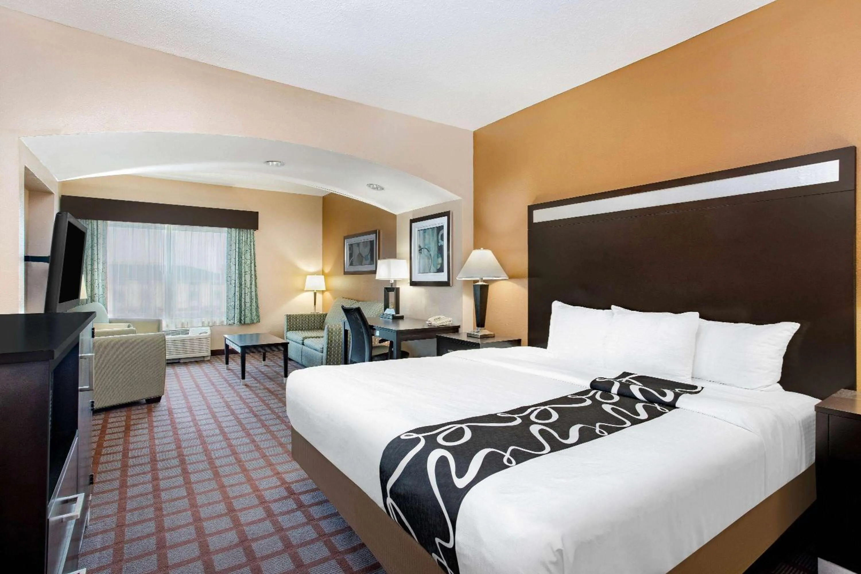Photo of the whole room, Bed in La Quinta by Wyndham Indianapolis Airport Plainfield