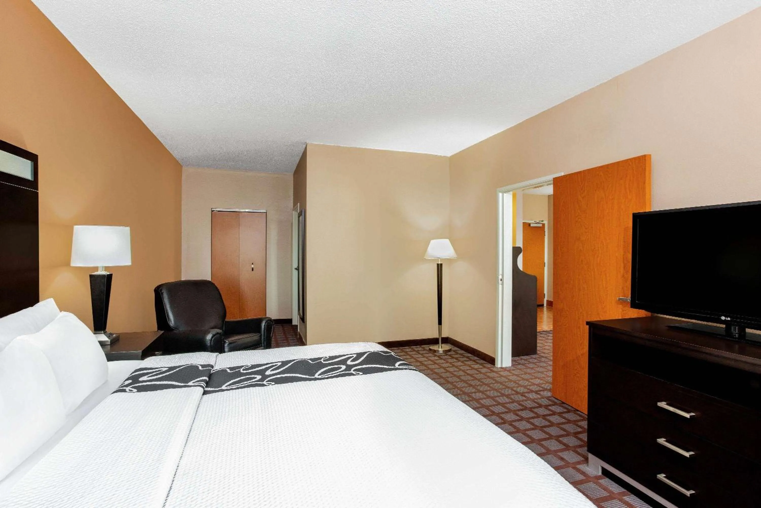 Bed in La Quinta by Wyndham Indianapolis Airport Plainfield