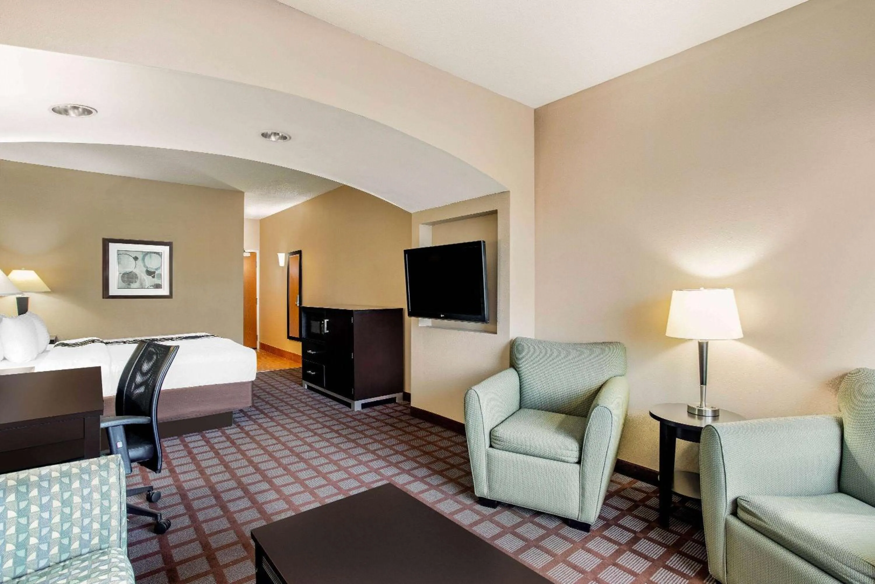 Bed in La Quinta by Wyndham Indianapolis Airport Plainfield