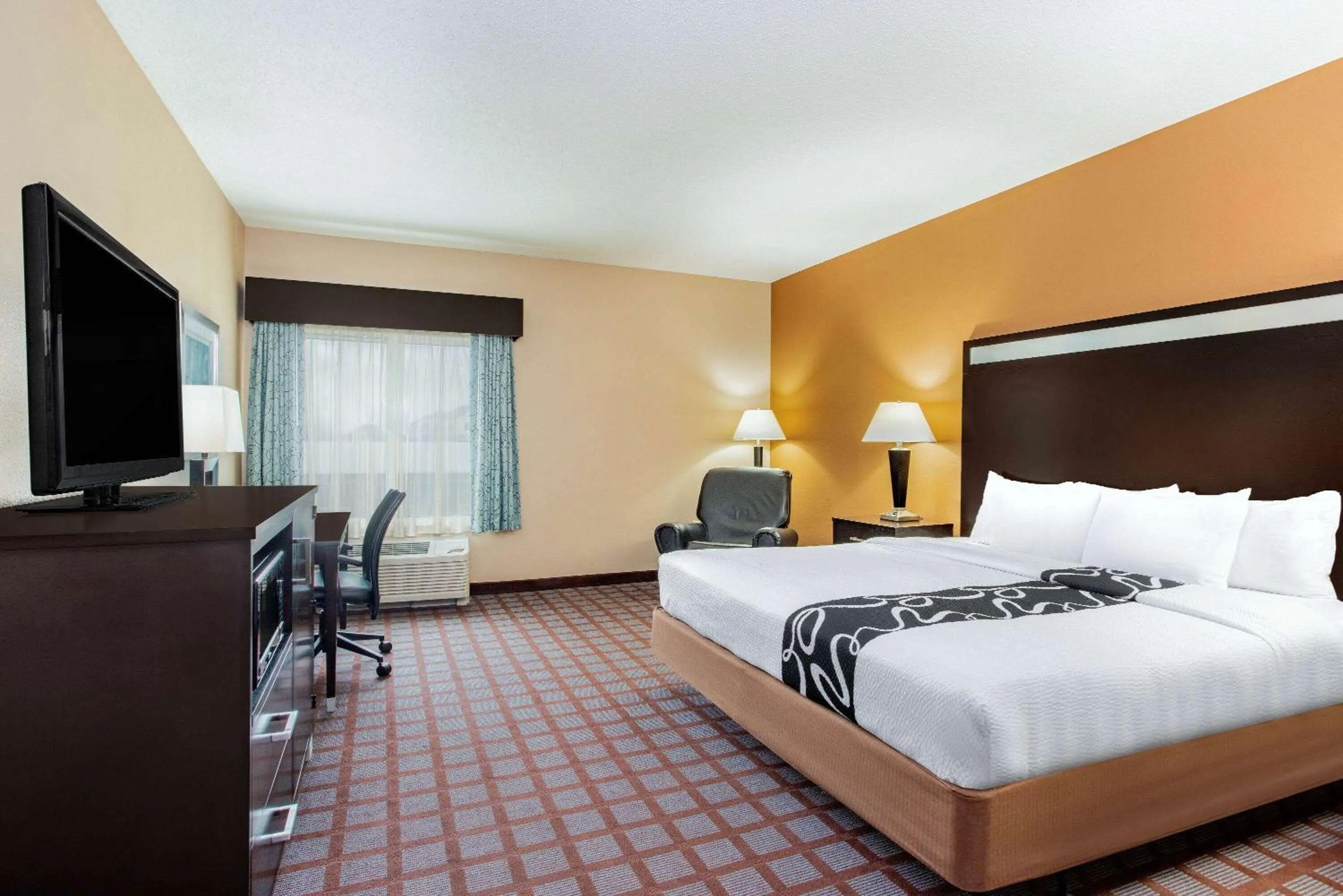 Photo of the whole room, Bed in La Quinta by Wyndham Indianapolis Airport Plainfield