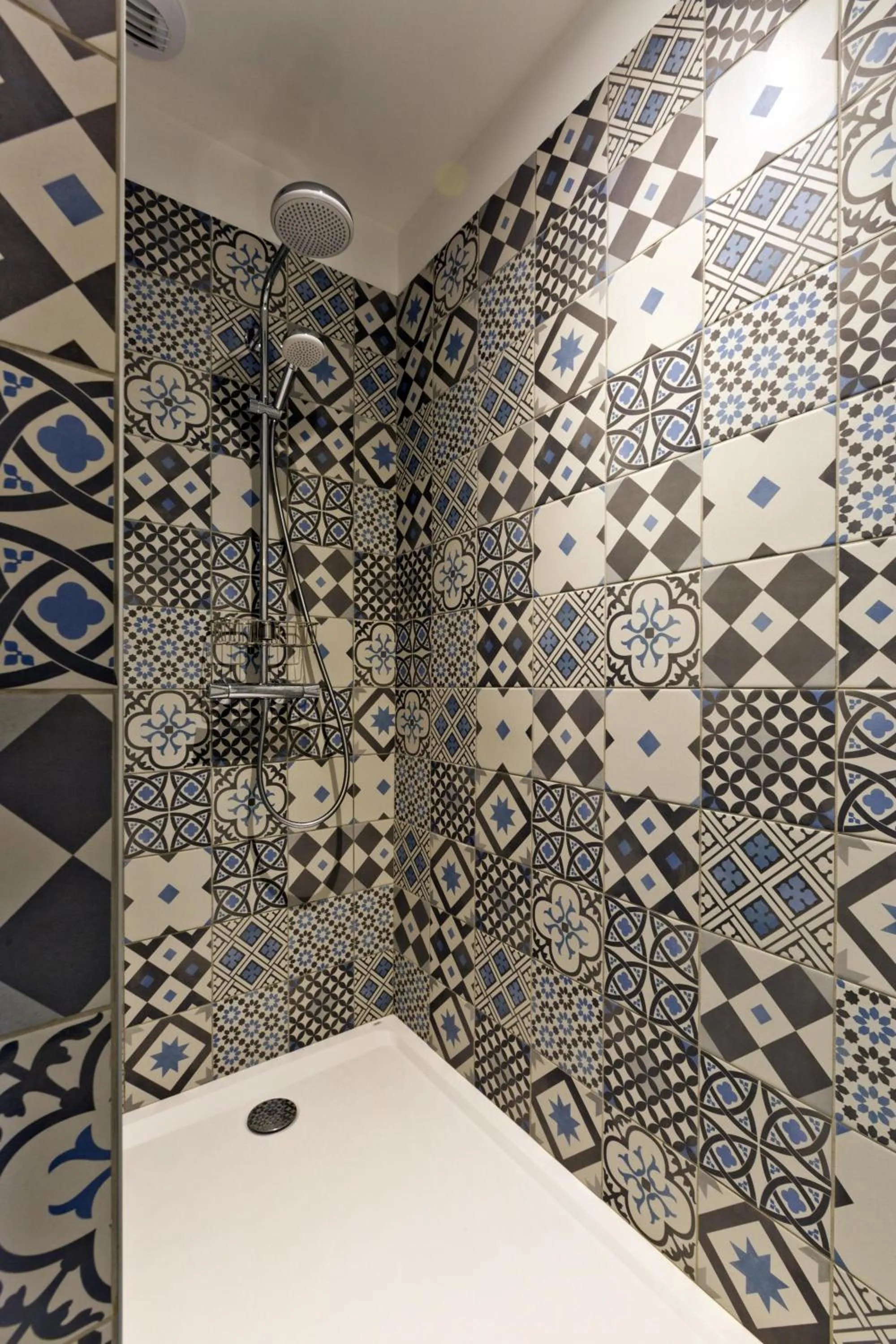 Shower in Le 49 Côté Parc & SPA