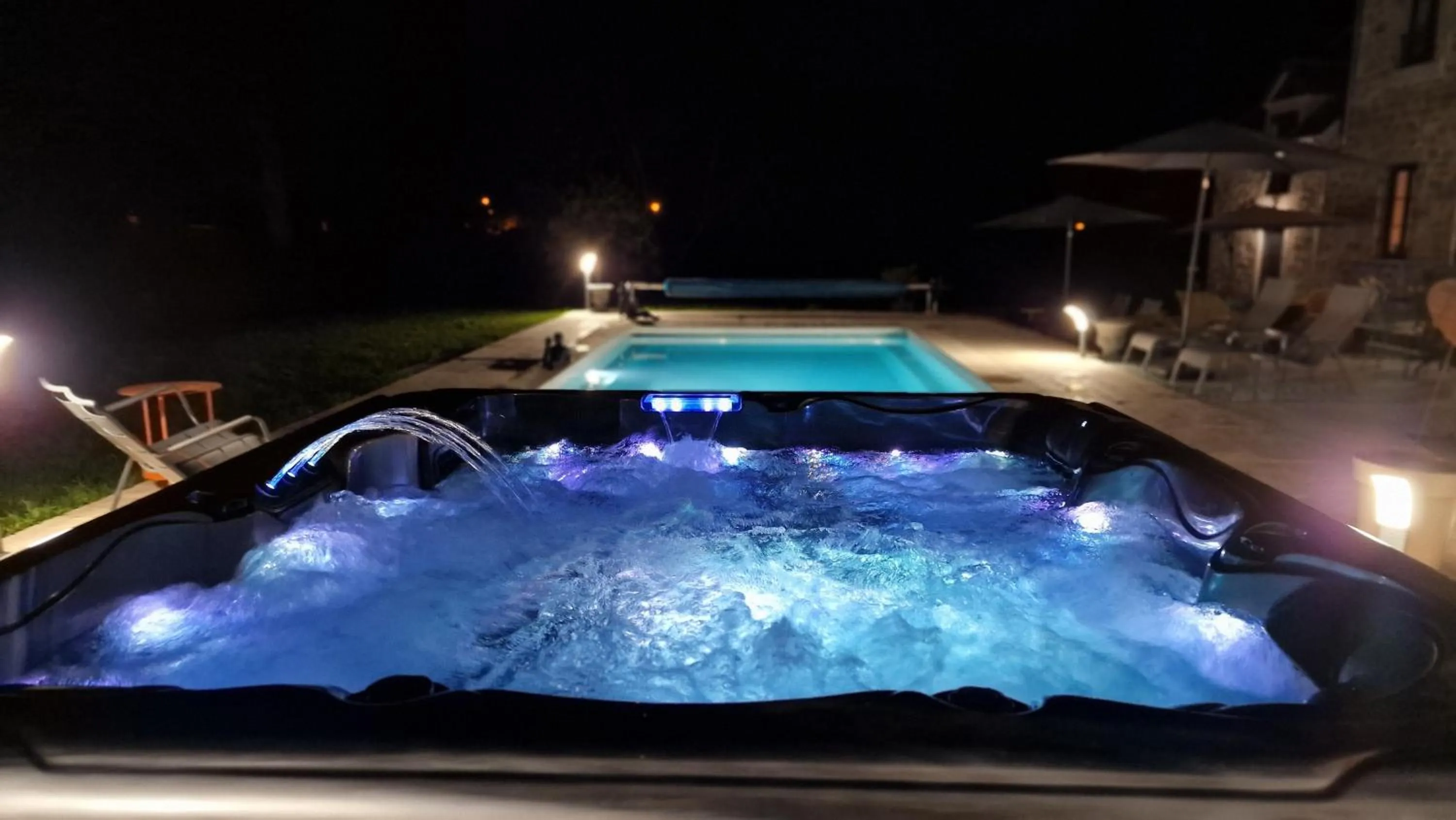 Hot Tub in Le 49 Côté Parc & SPA