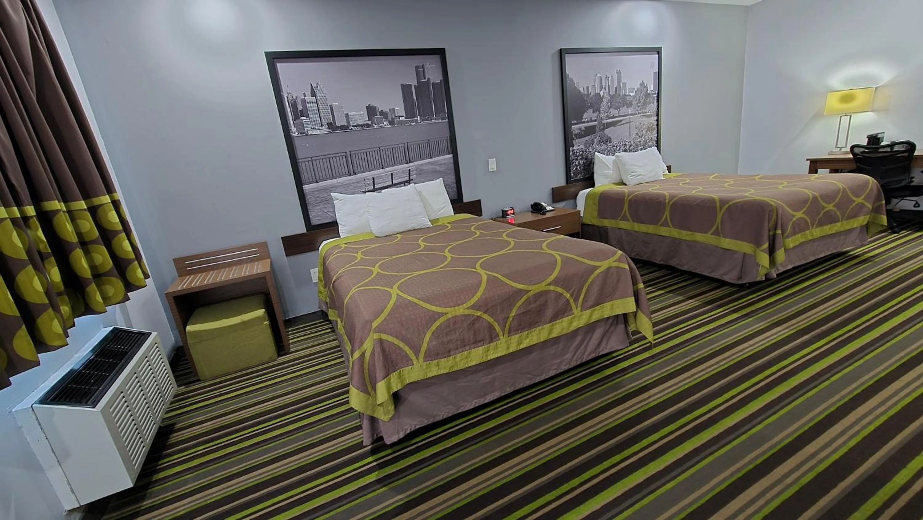 Bedroom in Super 8 by Wyndham Windsor/Dougall