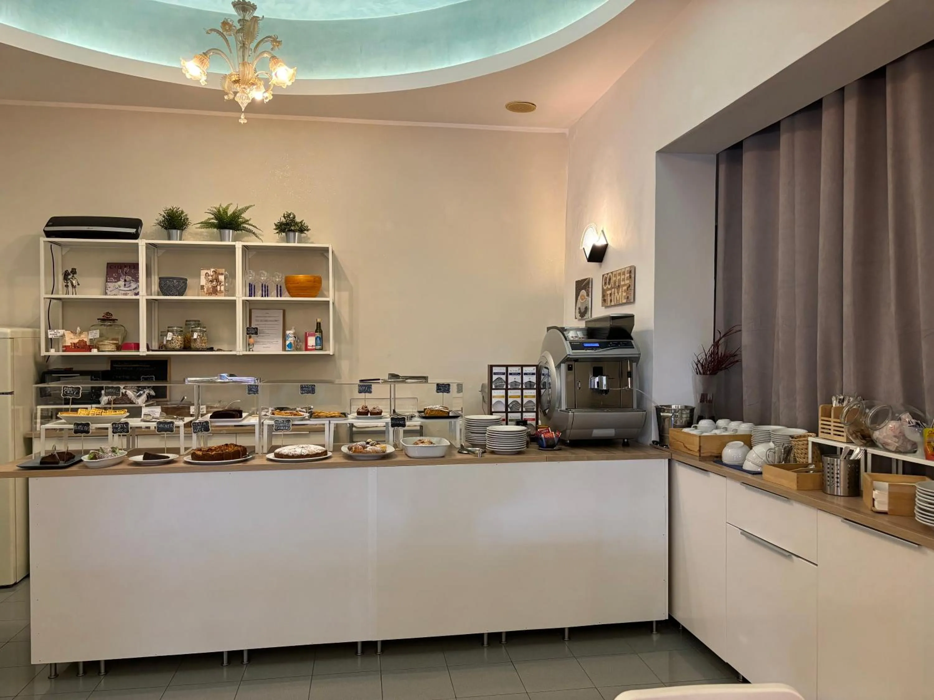 Breakfast in Hotel Iride Apartments & Rooms- ideale per famiglie e coppie