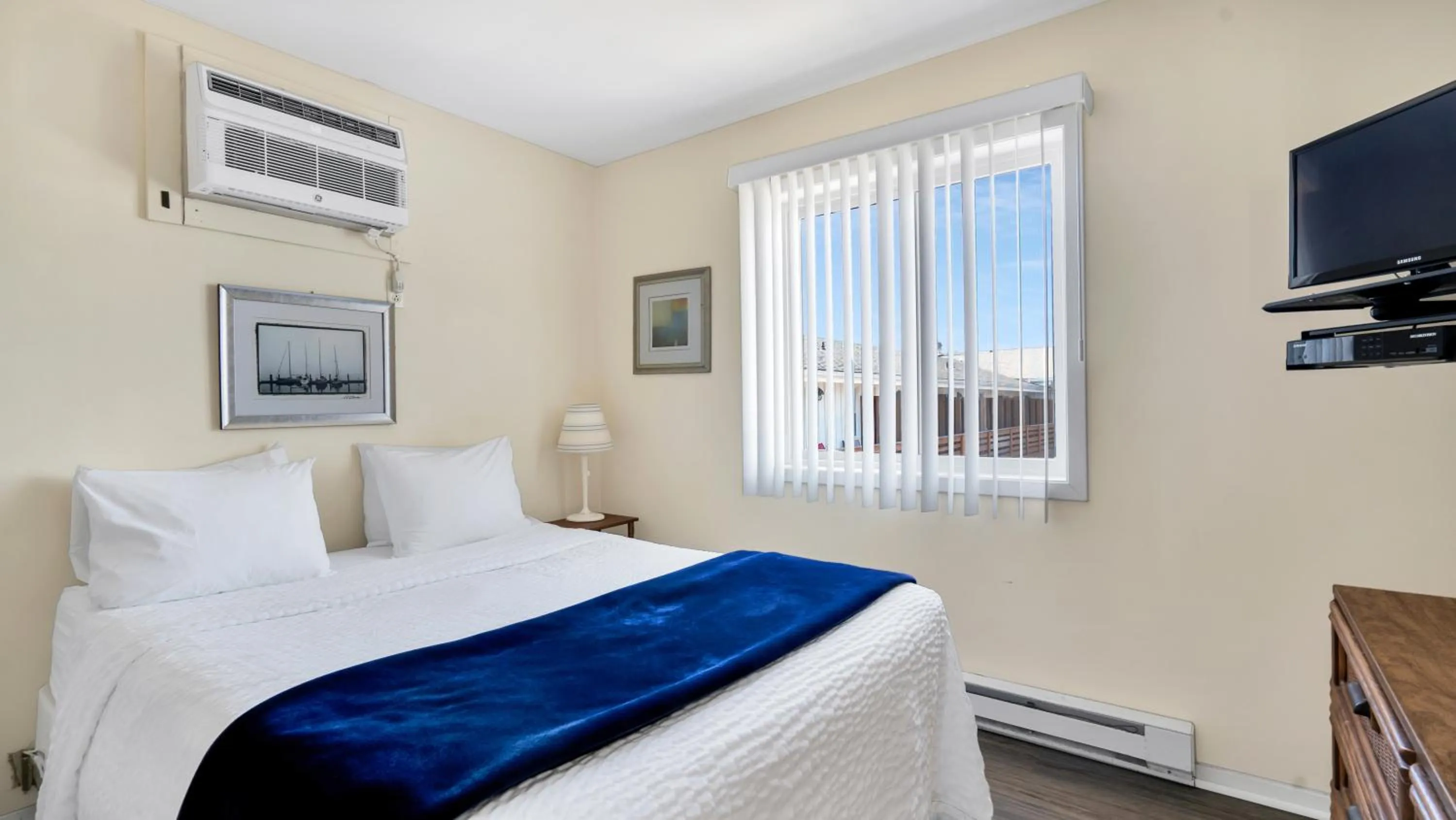 Bed in Montauk Oceanside Suites