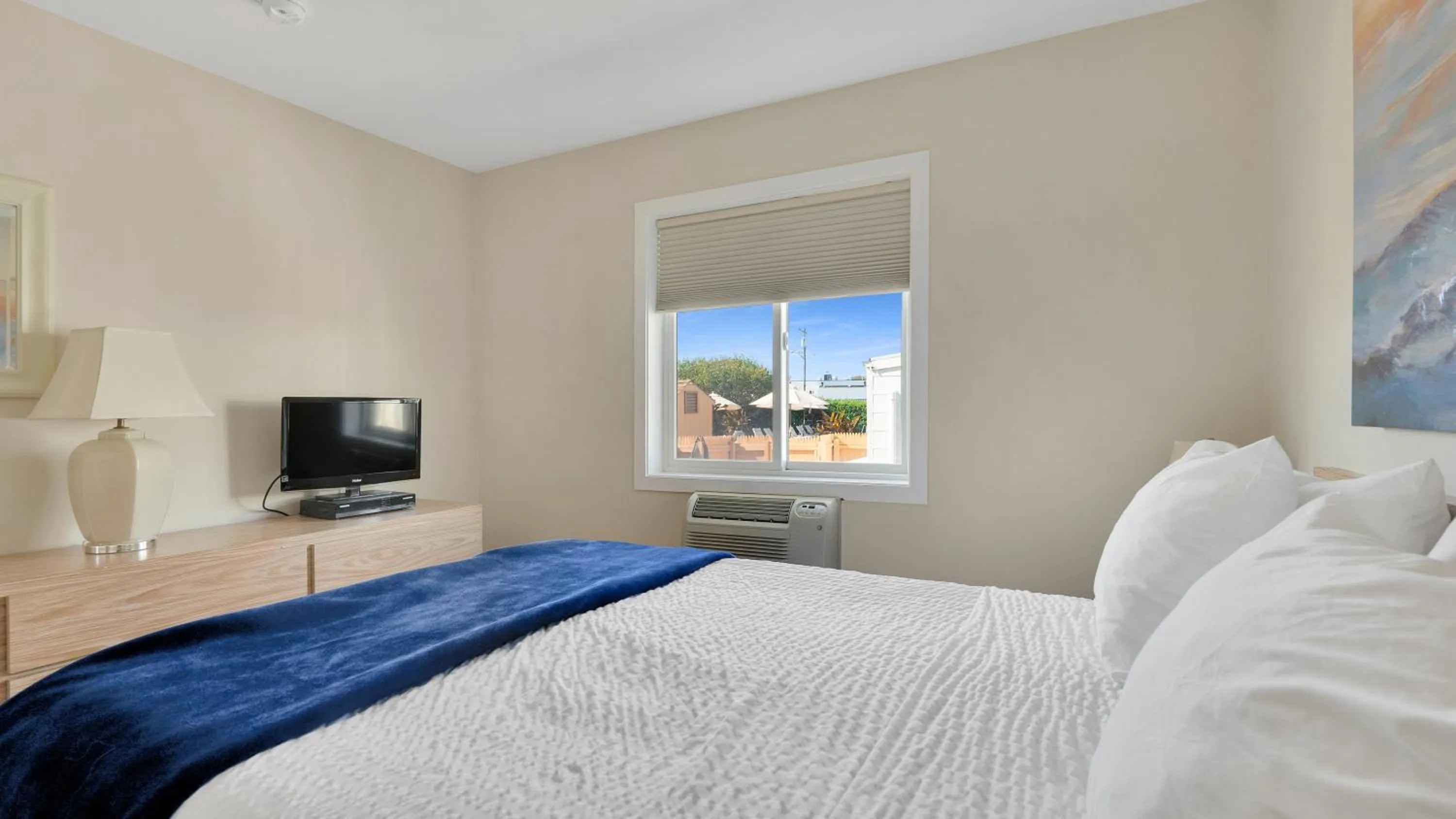 Bed in Montauk Oceanside Suites