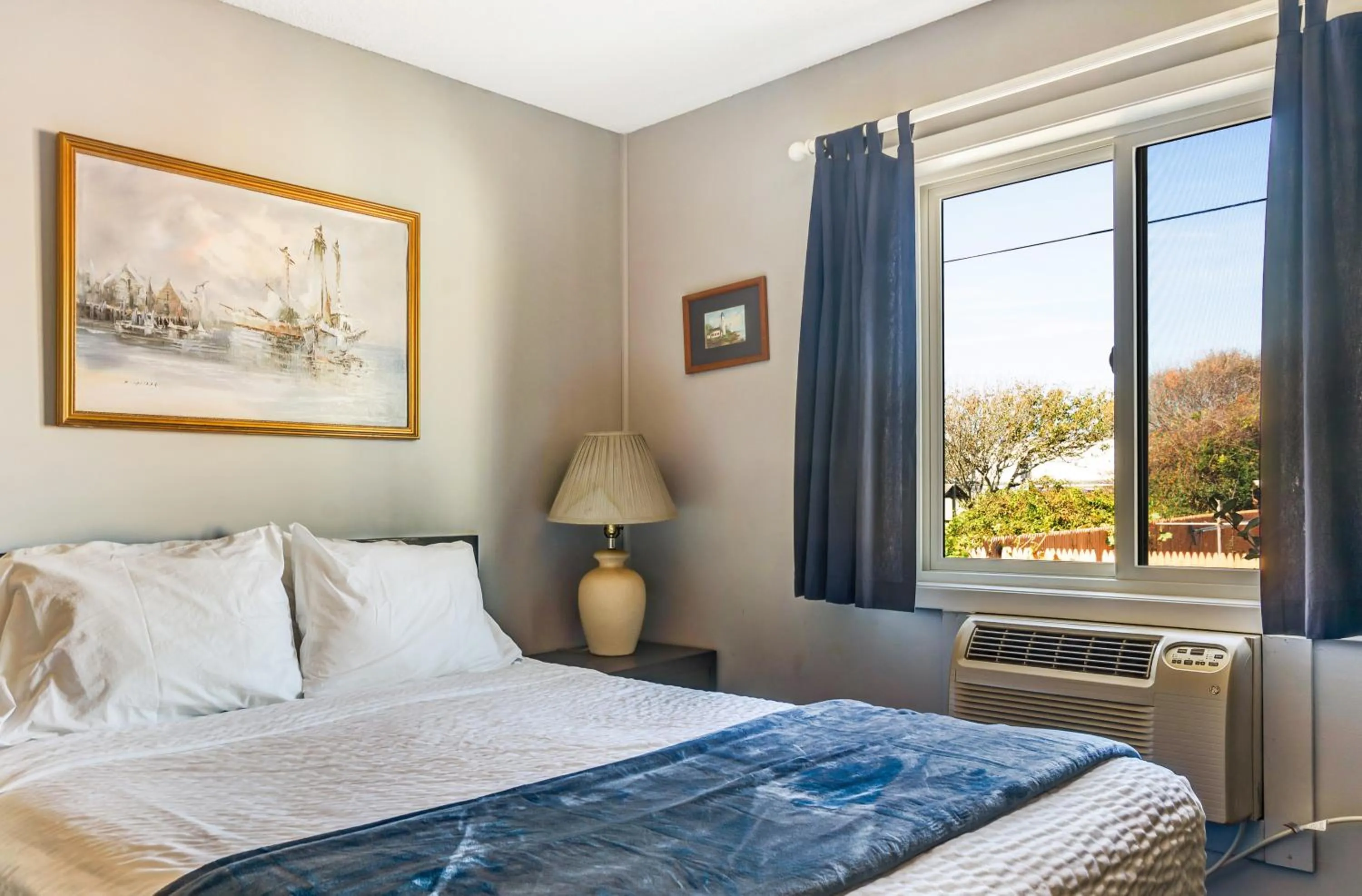 Bed in Montauk Oceanside Suites