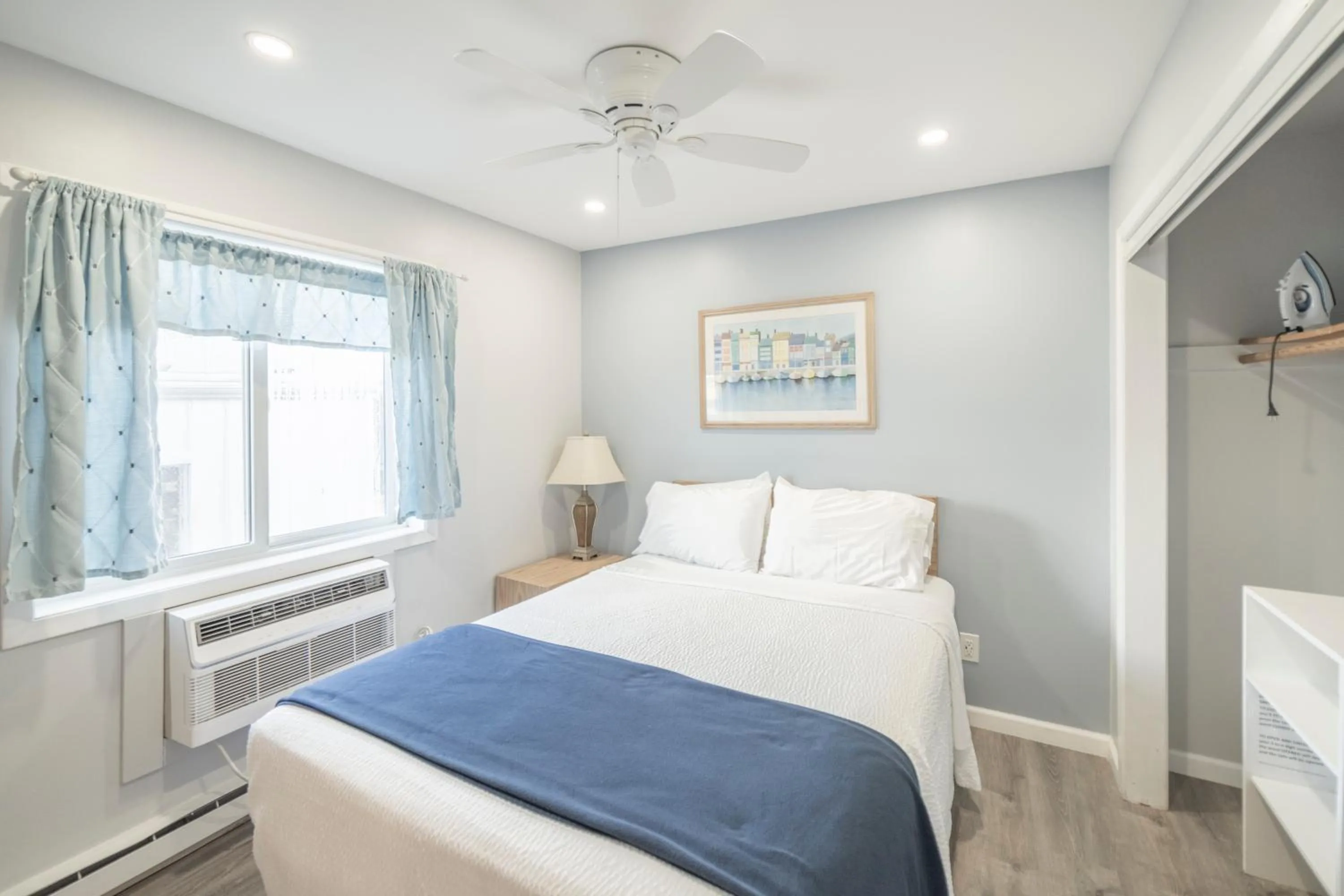 Bed in Montauk Oceanside Suites