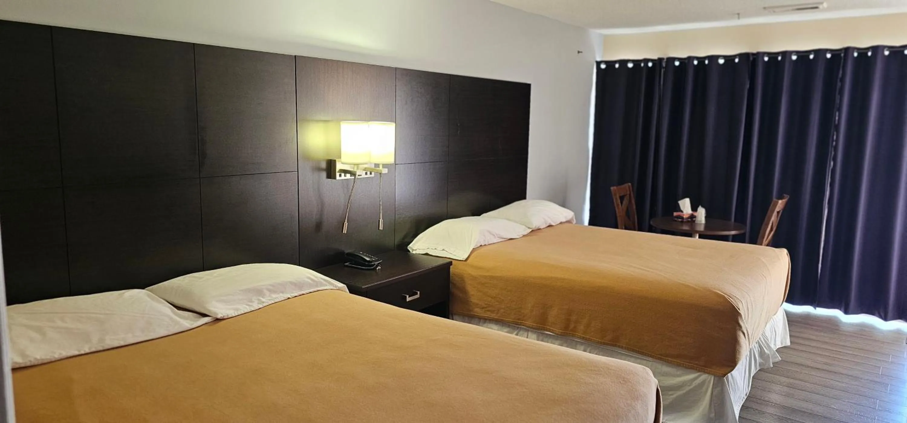 Bedroom, Bed in Town'n Country Motor Inn