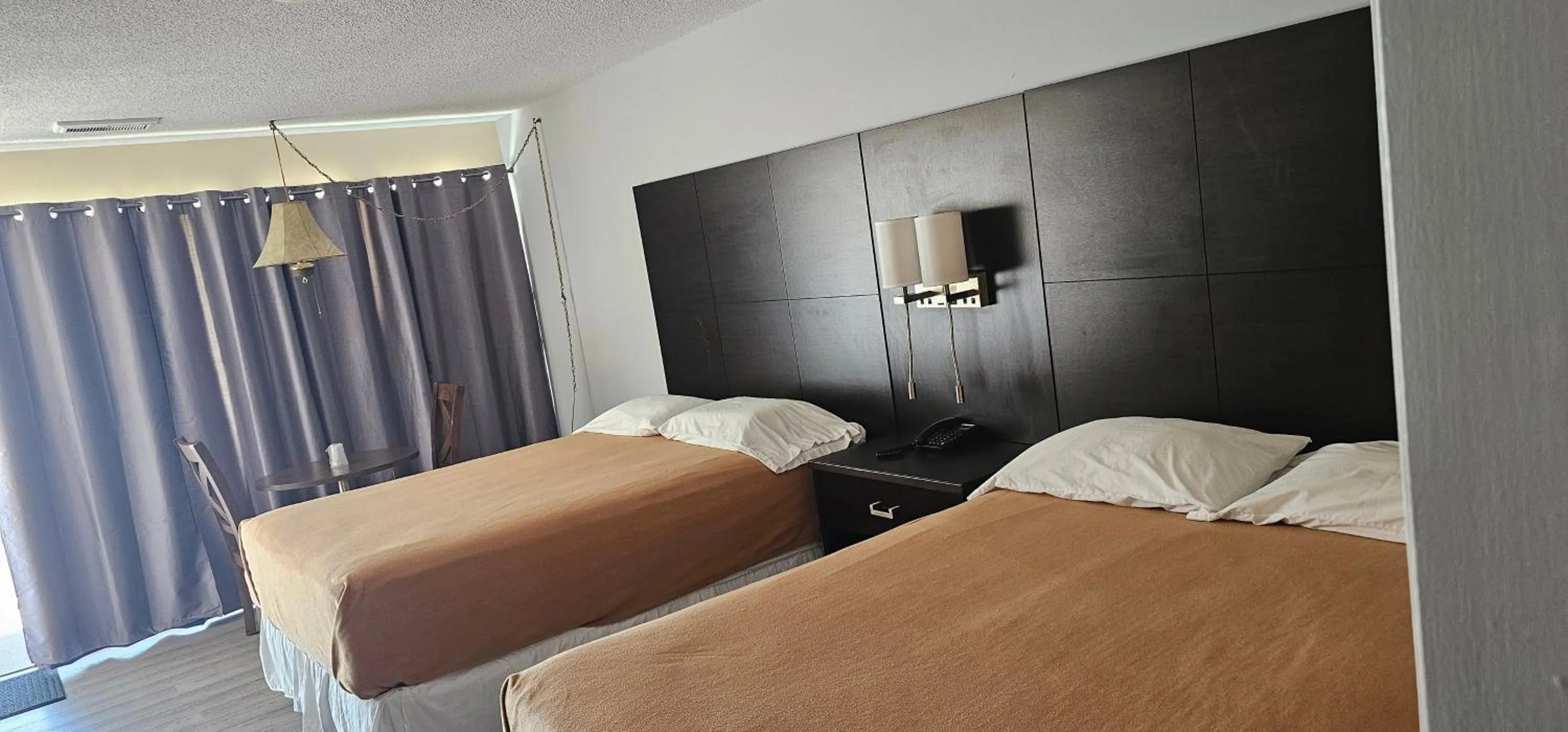 Bed in Town'n Country Motor Inn