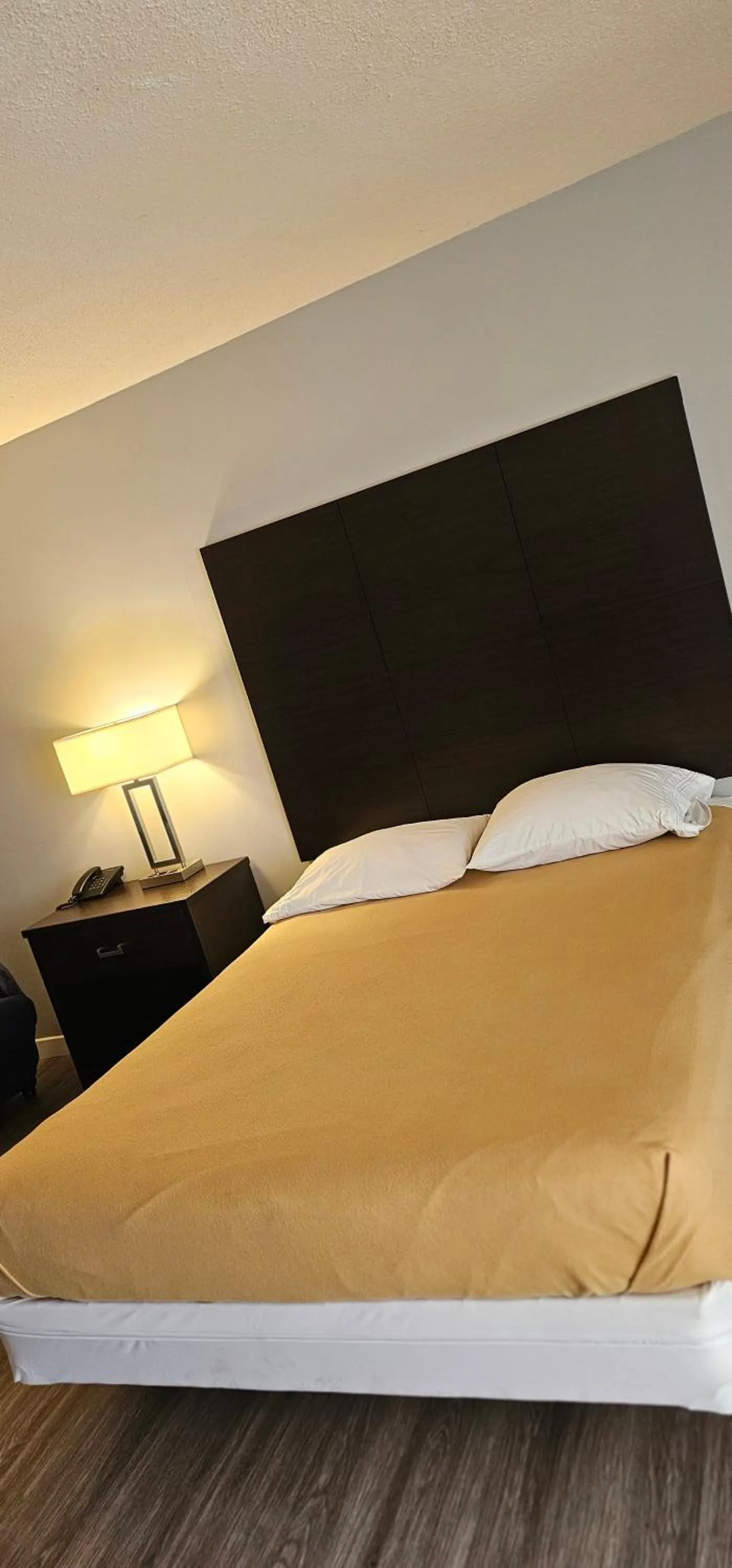 Bed in Town'n Country Motor Inn