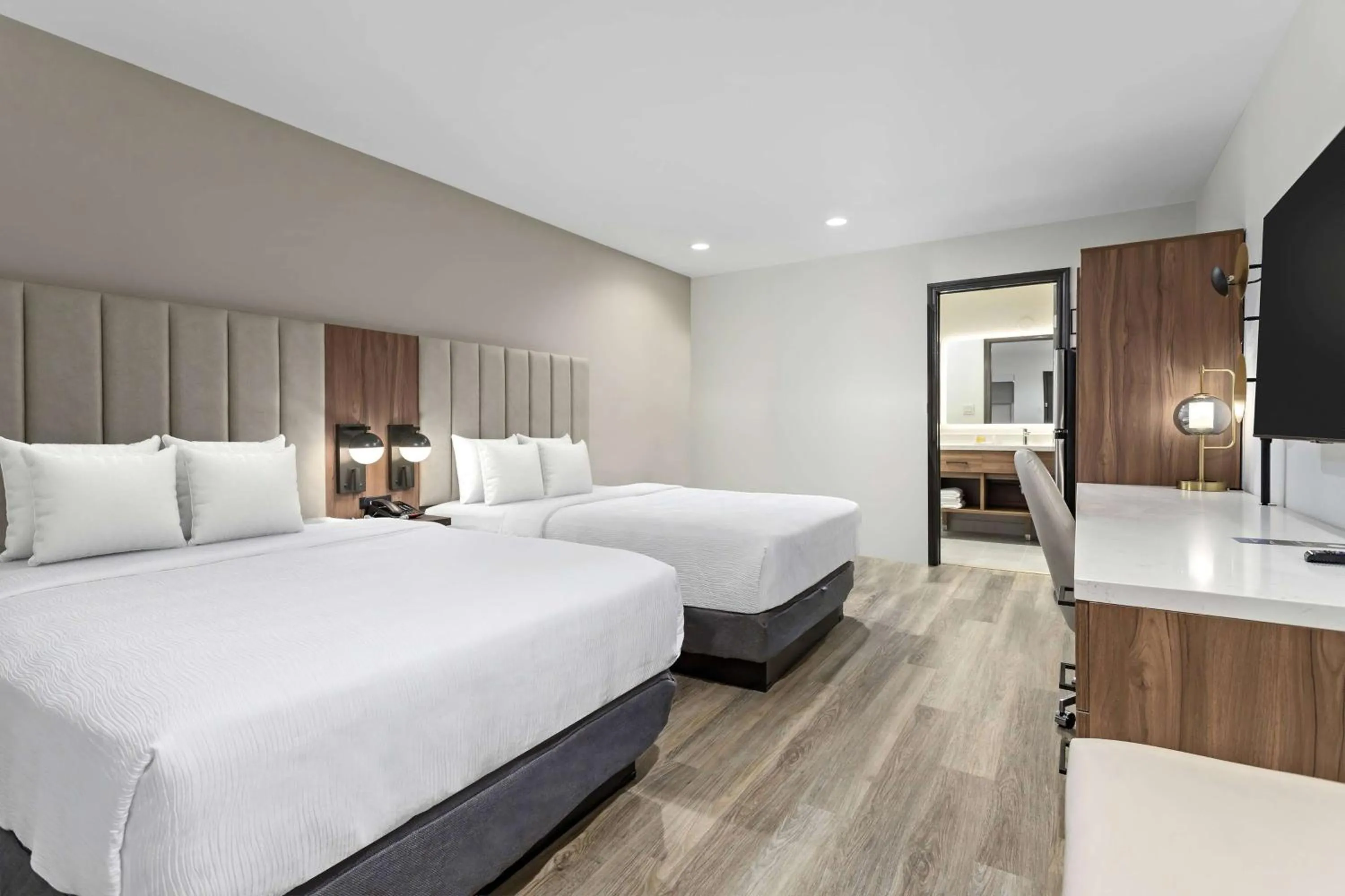 Photo of the whole room, Bed in Baymont by Wyndham Beaumont