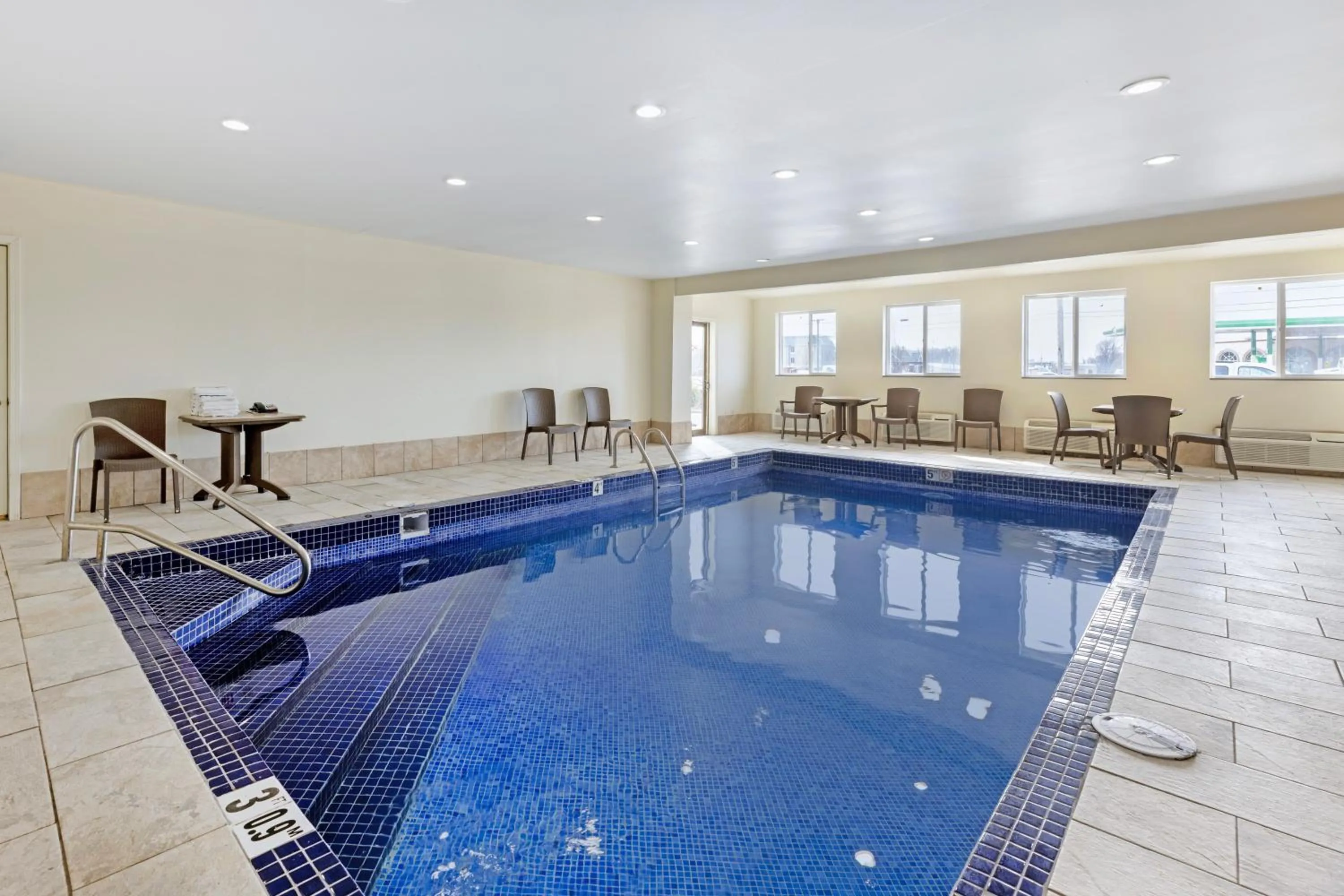 Swimming pool in Comfort Inn & Suites