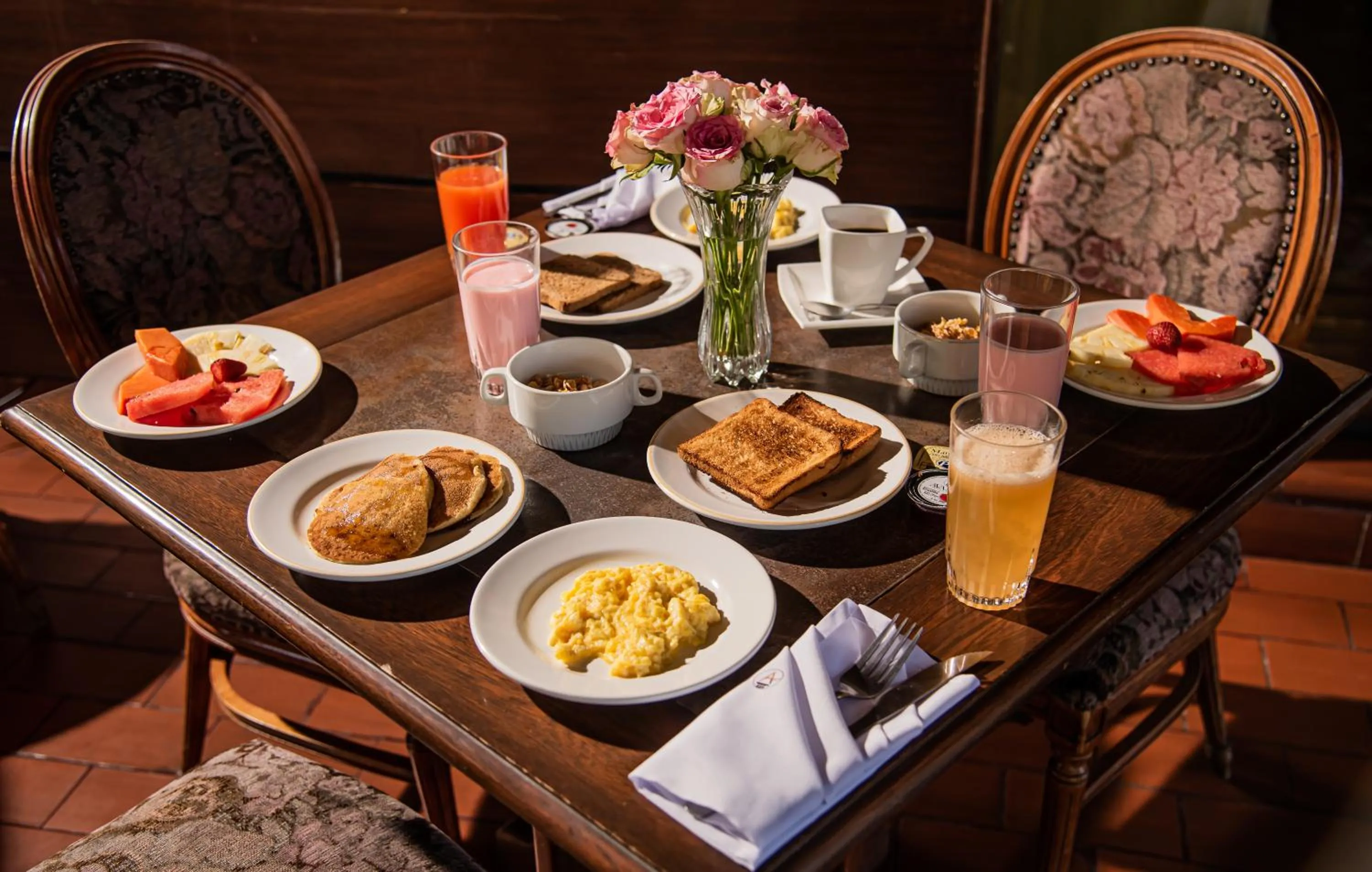 Breakfast in AVANTI HOTEL & CONVENTION CENTER