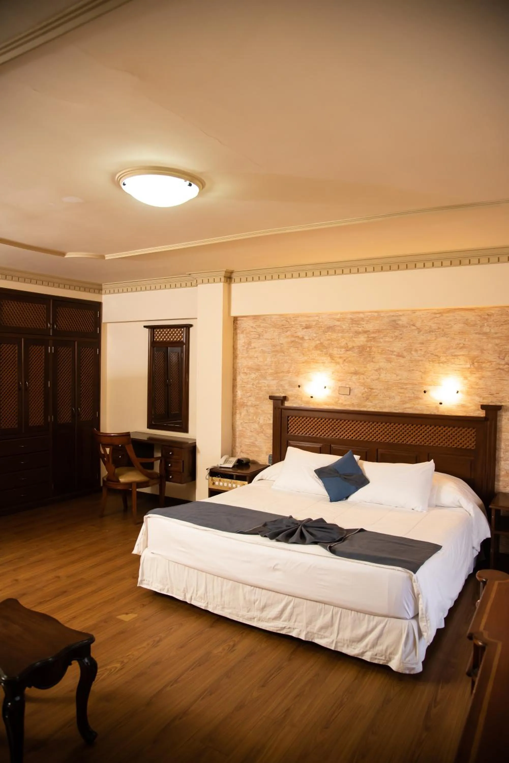 Bed in AVANTI HOTEL & CONVENTION CENTER