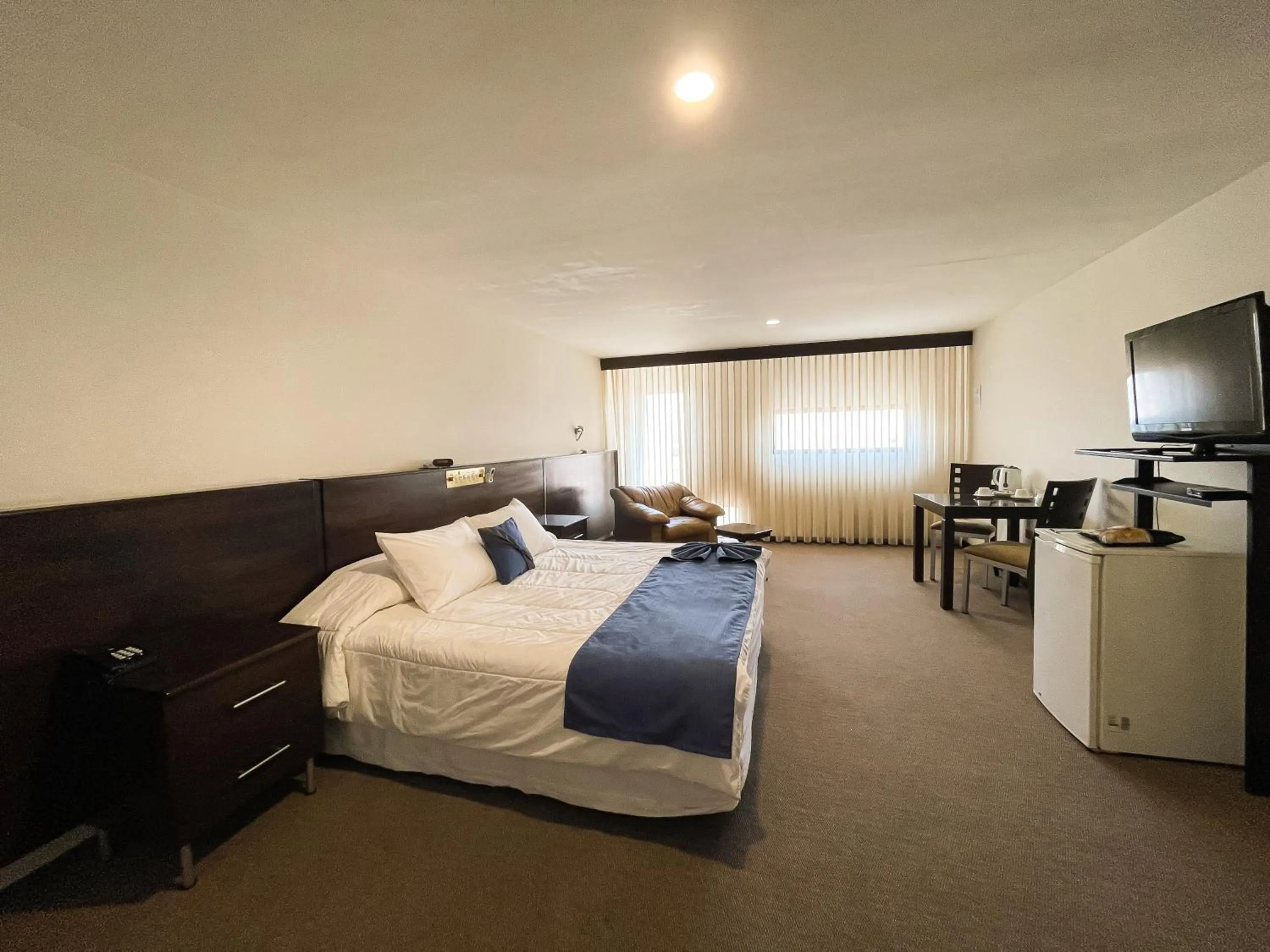 Communal lounge/ TV room in AVANTI HOTEL & CONVENTION CENTER