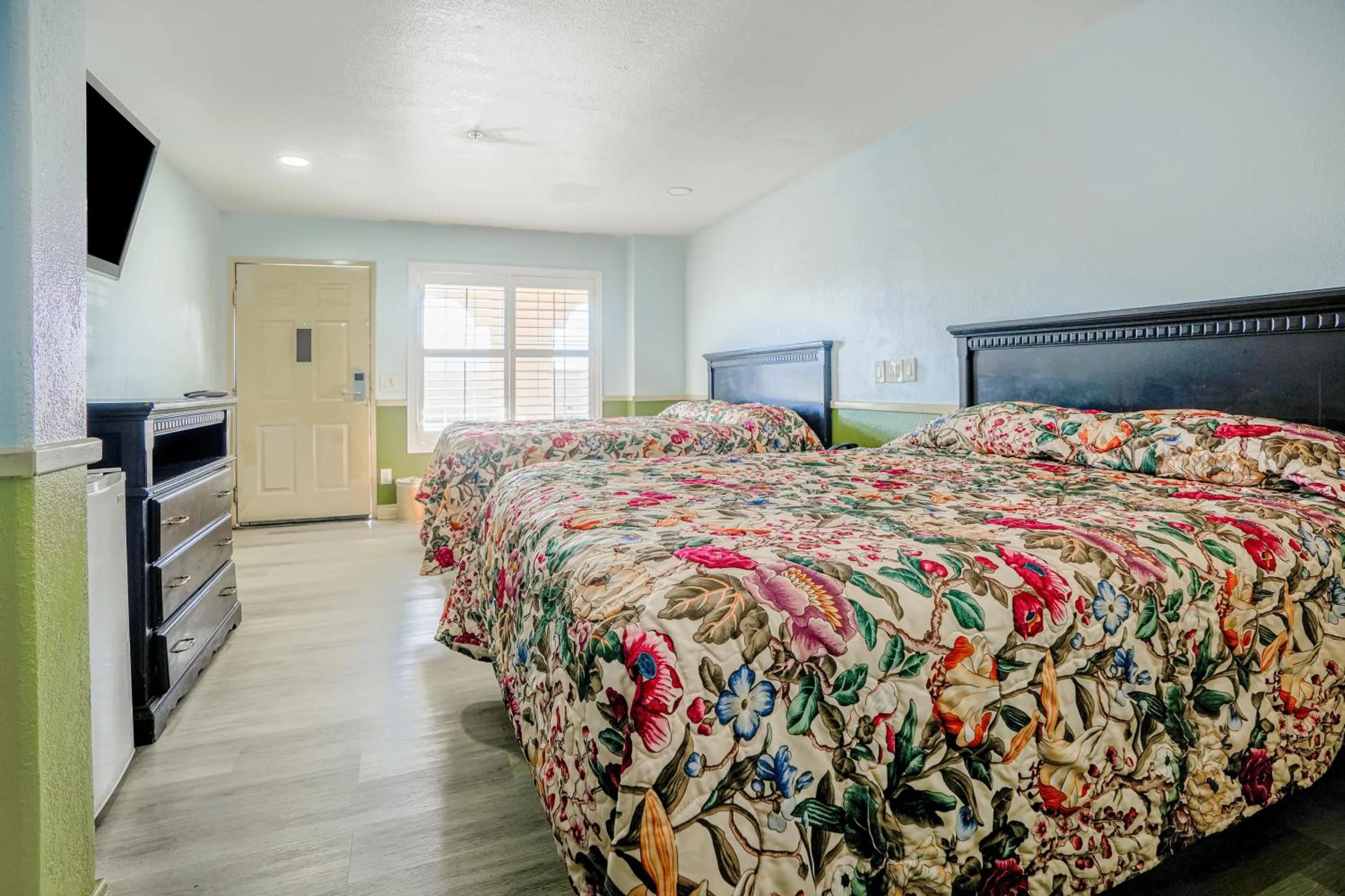 Bedroom, Bed in Day & Night Inn