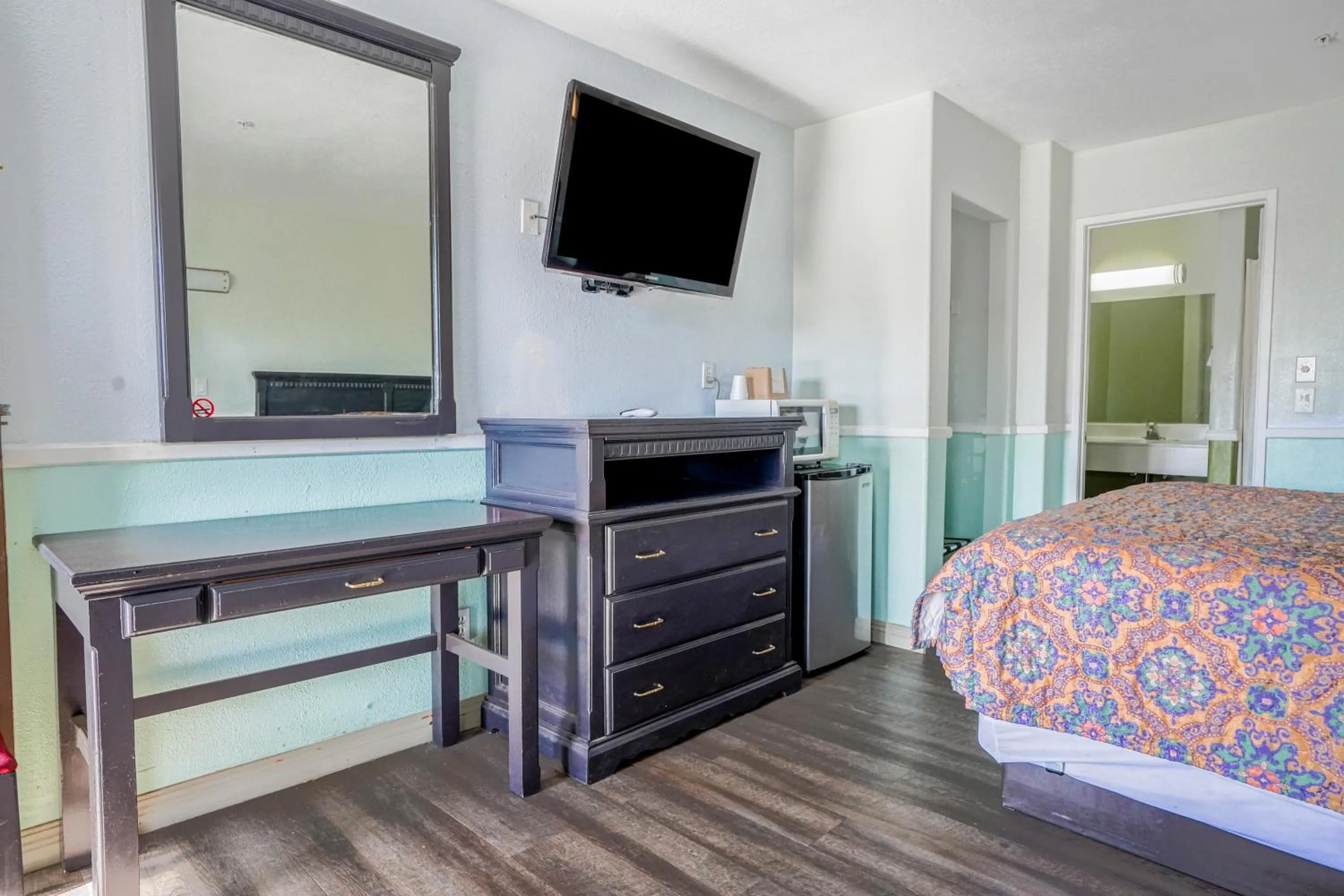 Bedroom, Bed in Day & Night Inn