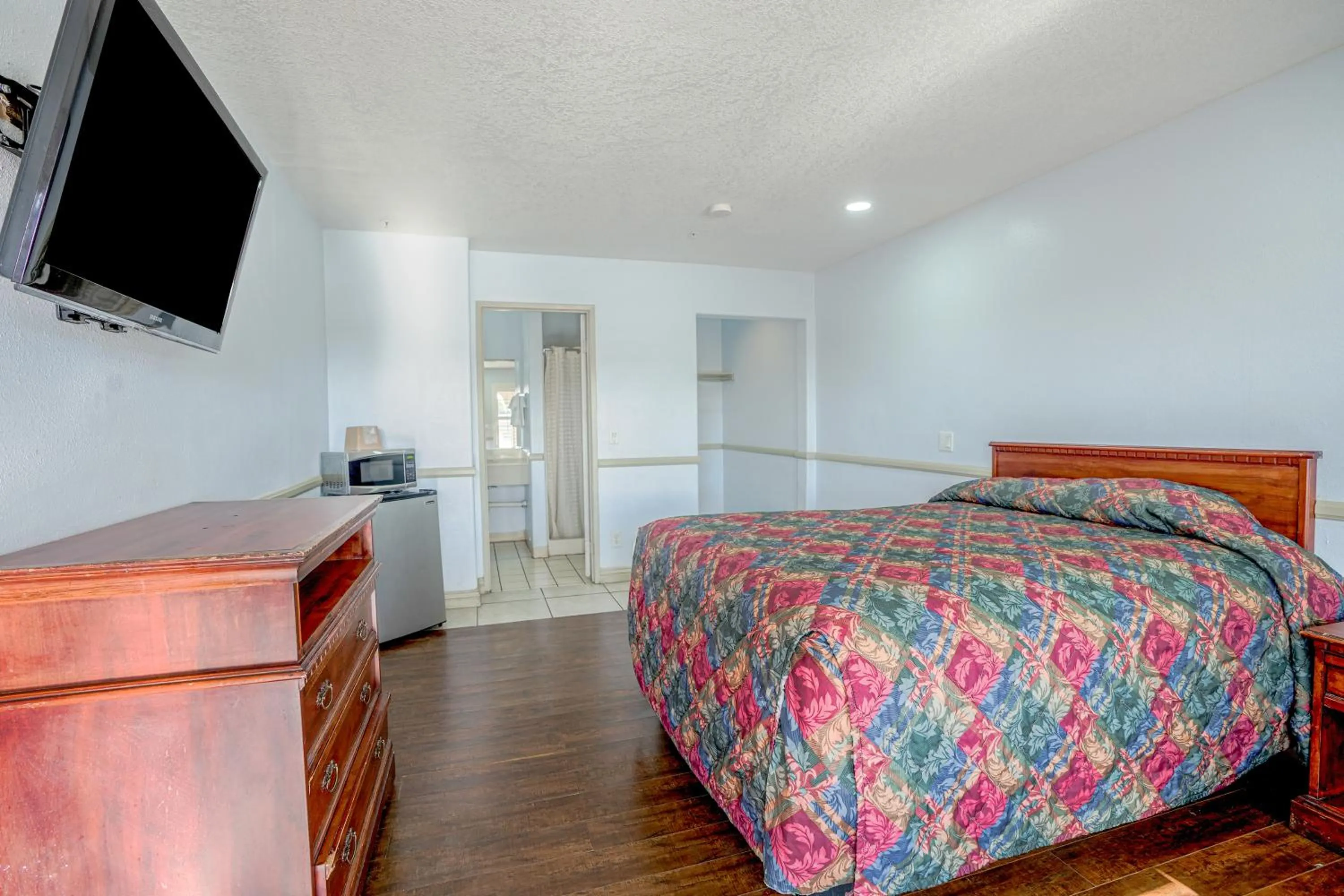 Bedroom, Bed in Day & Night Inn