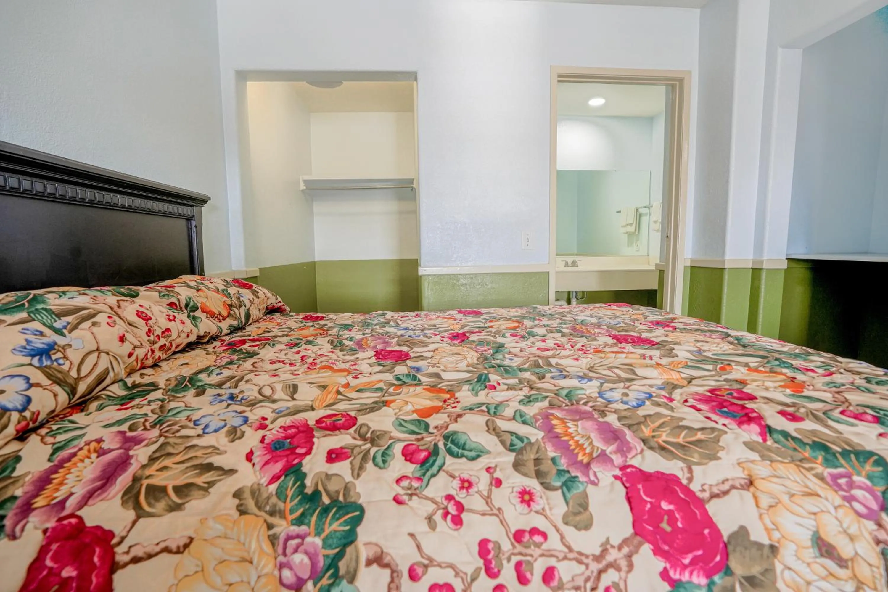 Bedroom, Bed in Day & Night Inn