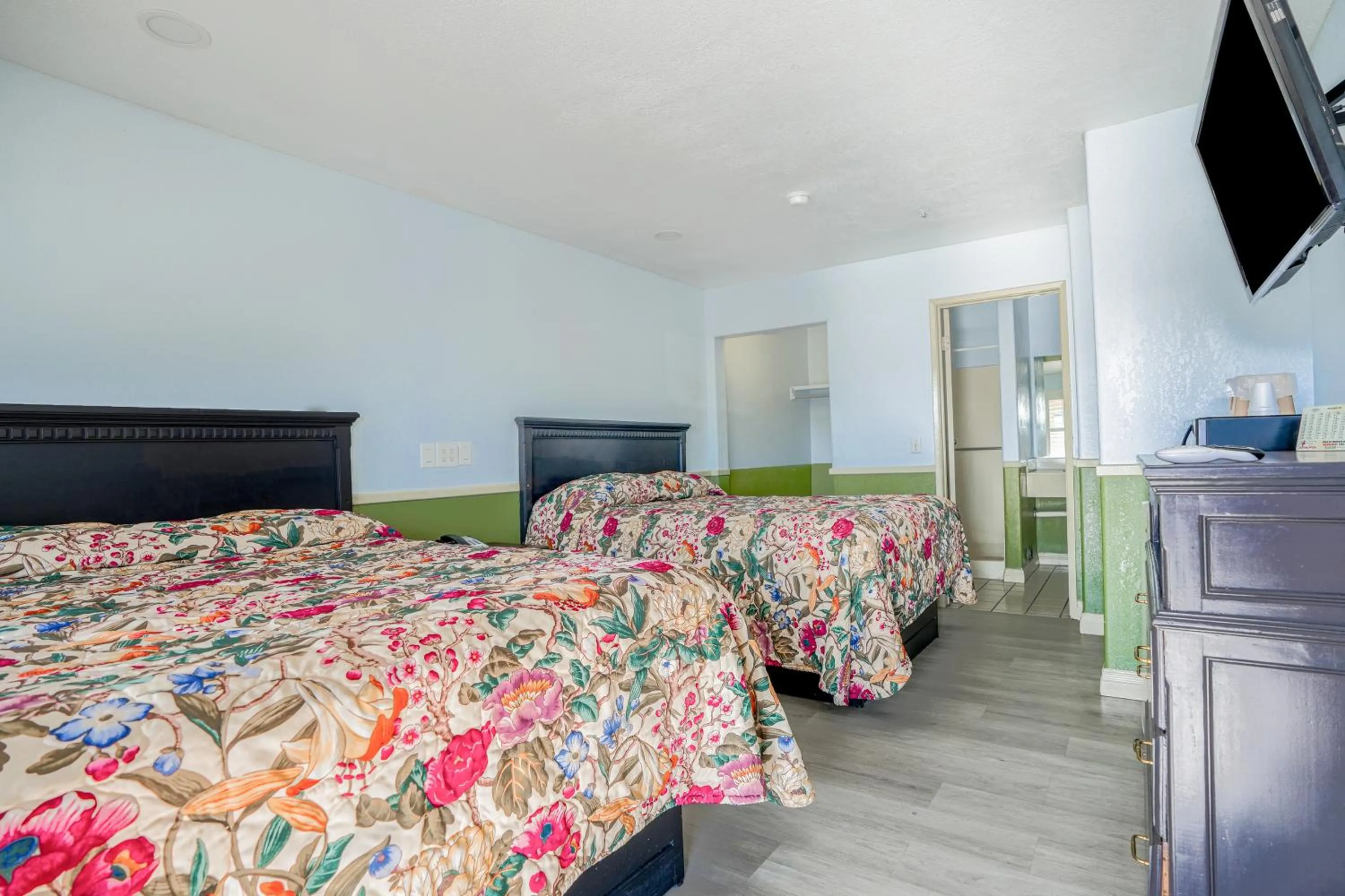 Bedroom, Bed in Day & Night Inn