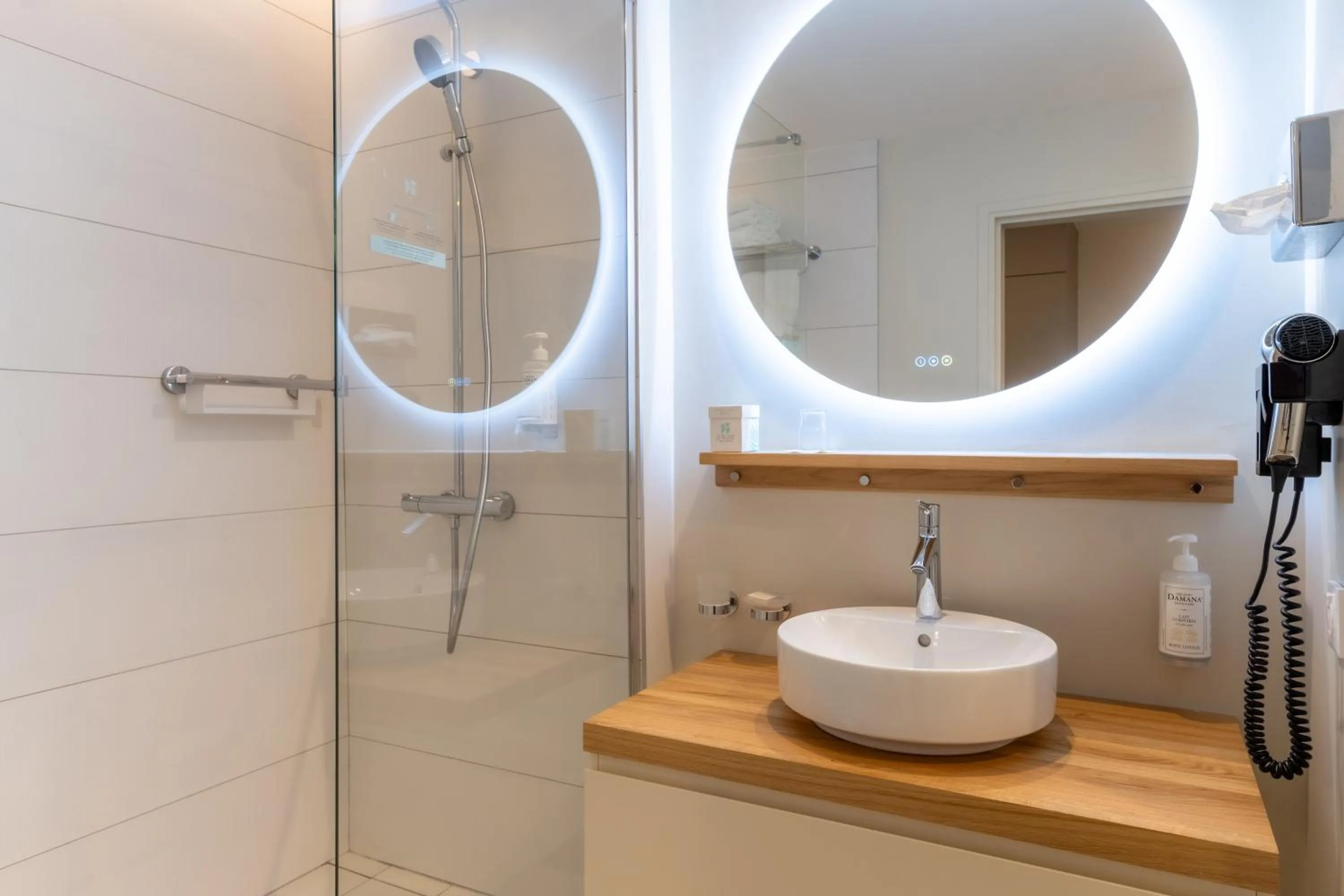 Shower in La Pagerie - Tropical Garden Hotel