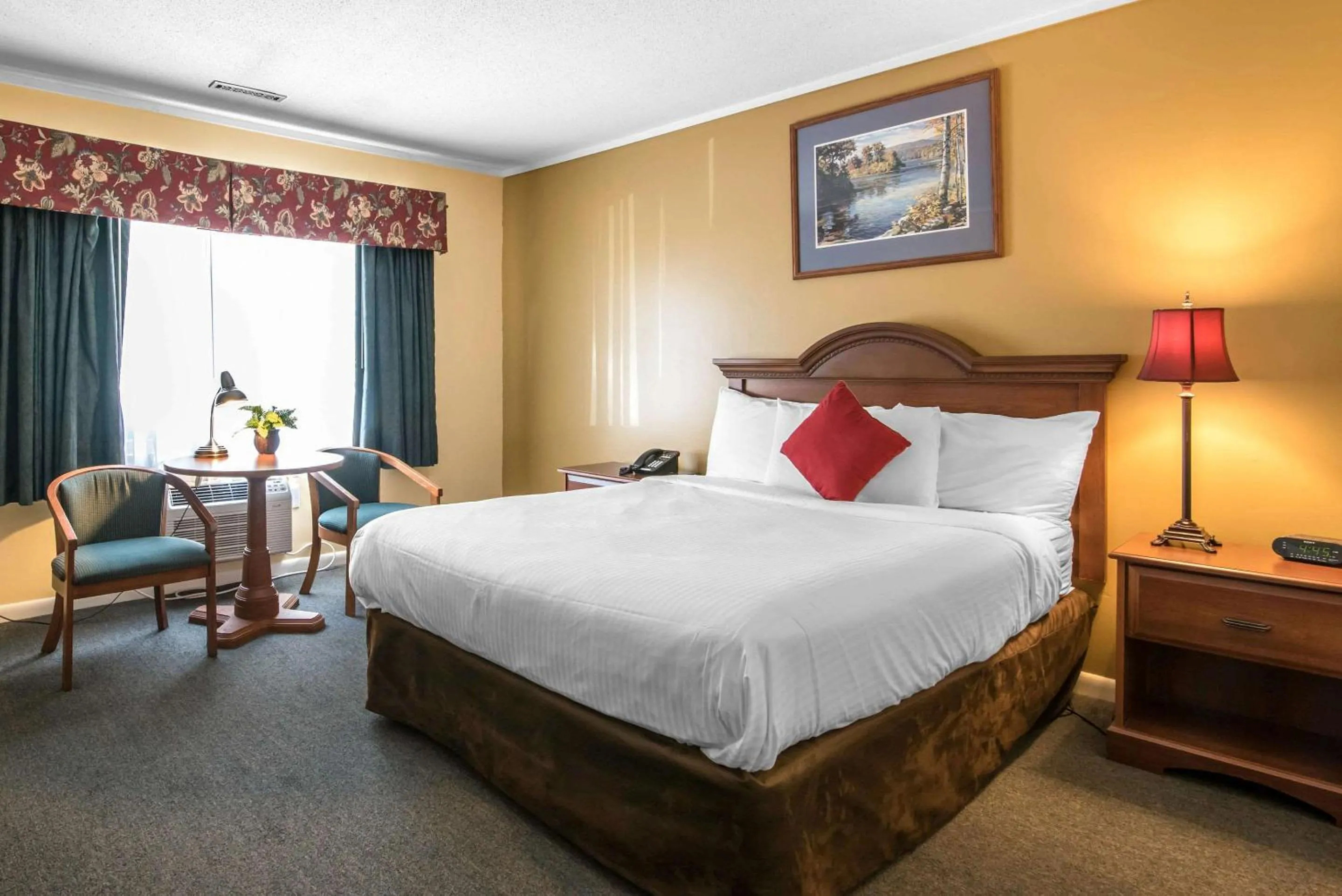 Bedroom, Bed in TiltonLodge Inn & Suites