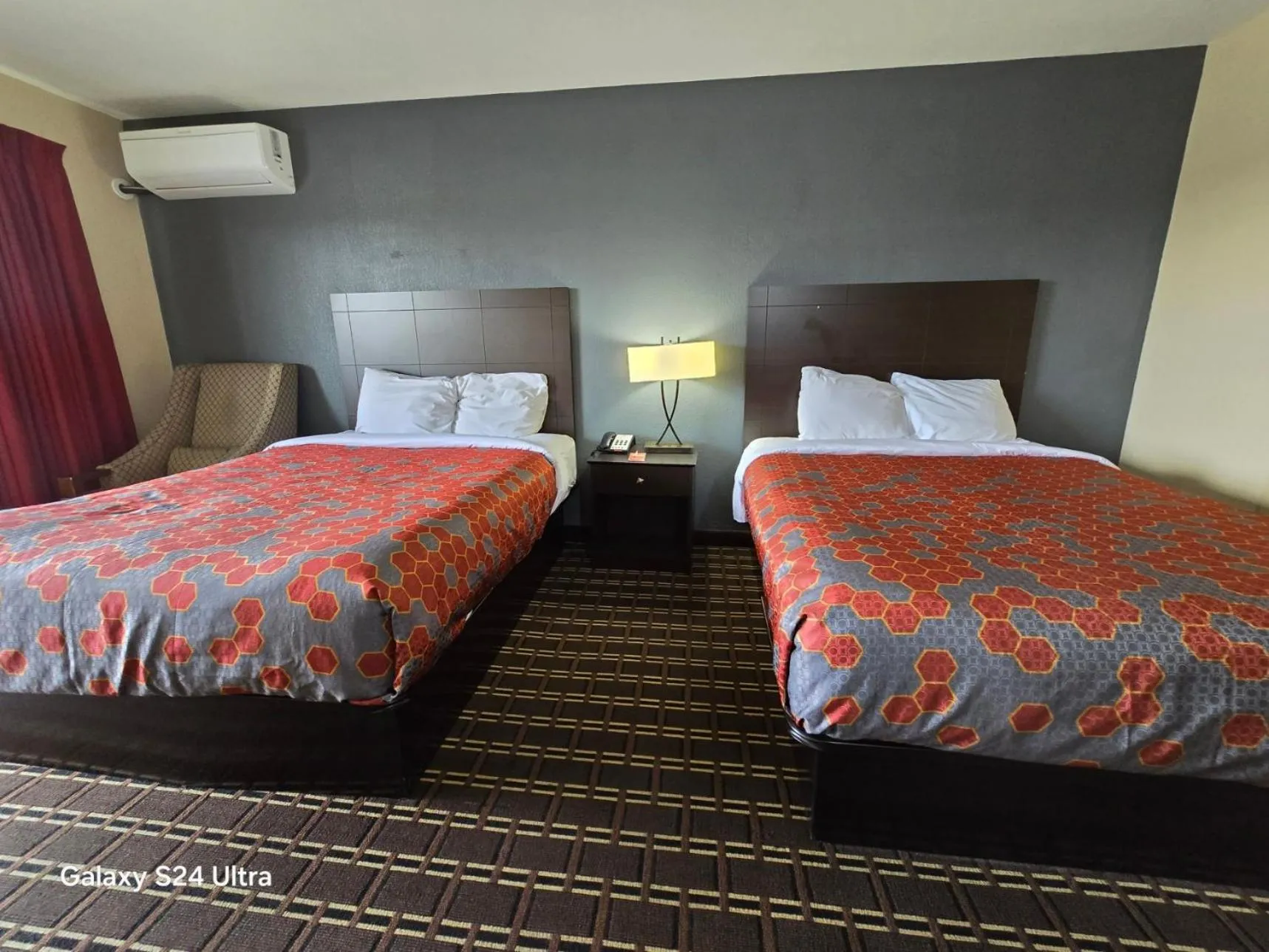 Photo of the whole room, Bed in Econo Lodge Inn & Suites