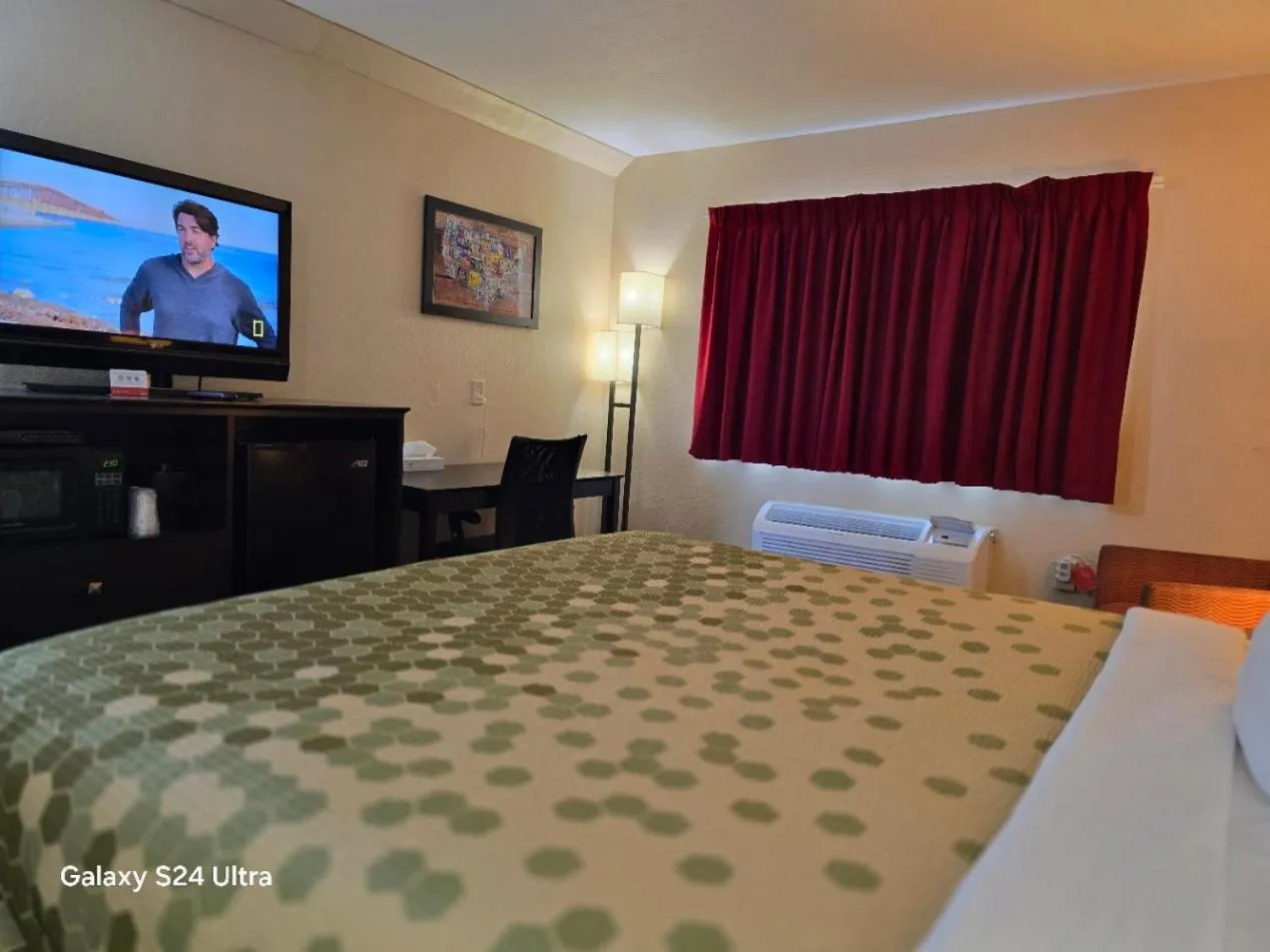 Photo of the whole room, Bed in Econo Lodge Inn & Suites