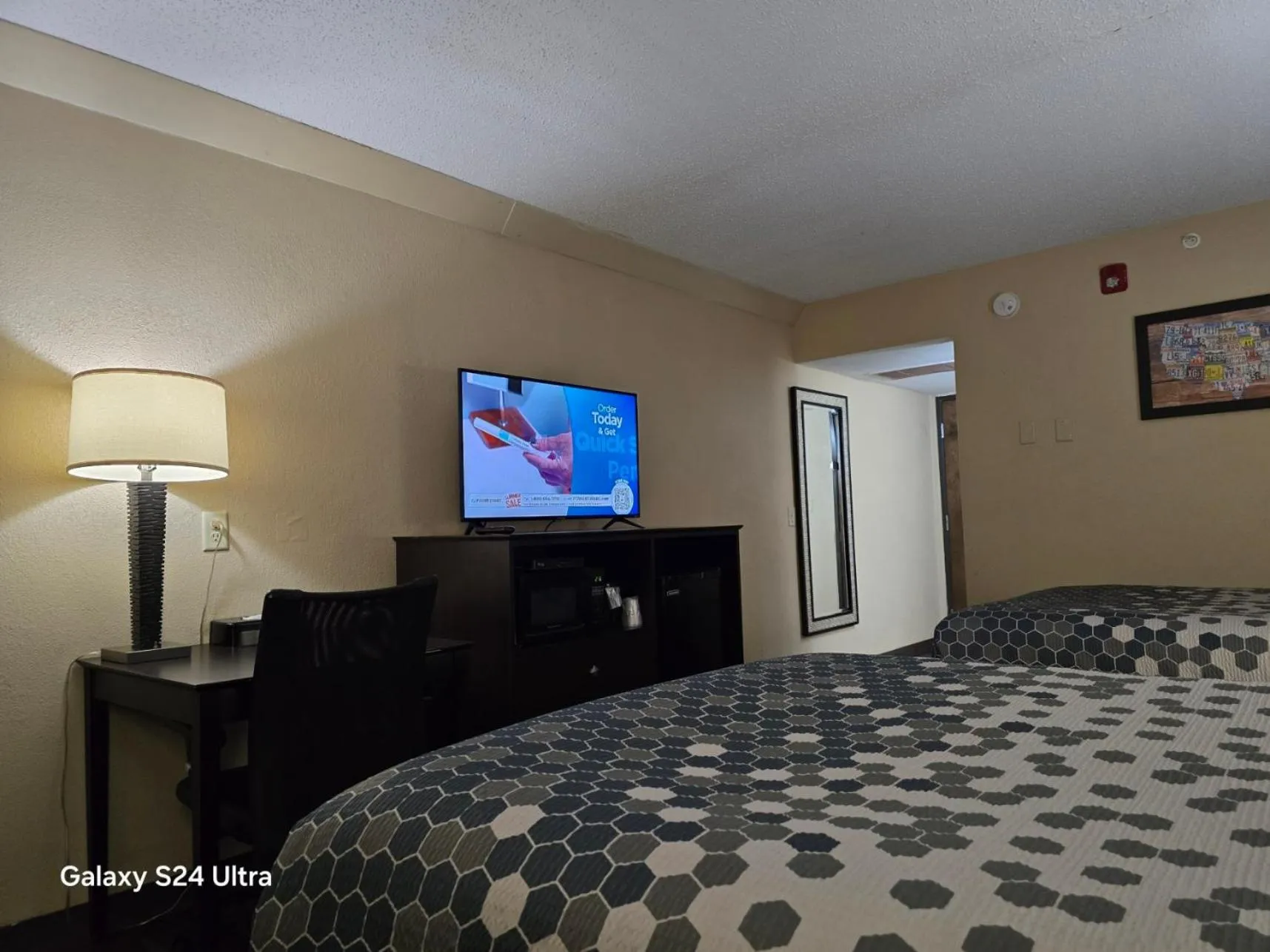 Photo of the whole room, Bed in Econo Lodge Inn & Suites