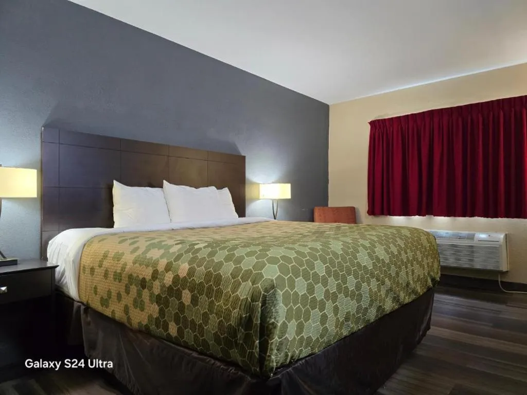 Photo of the whole room, Bed in Econo Lodge Inn & Suites