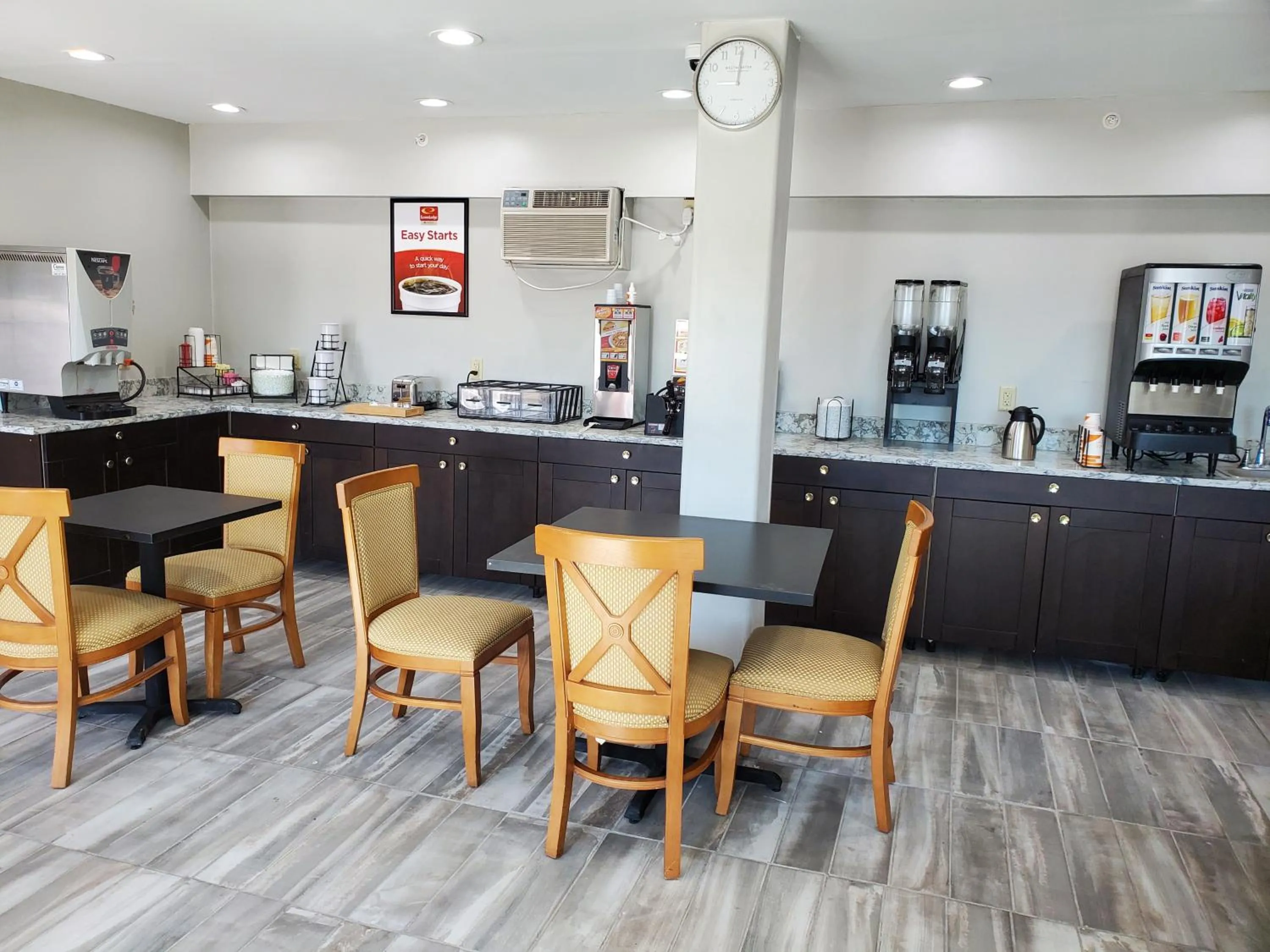 Breakfast in Econo Lodge Inn & Suites