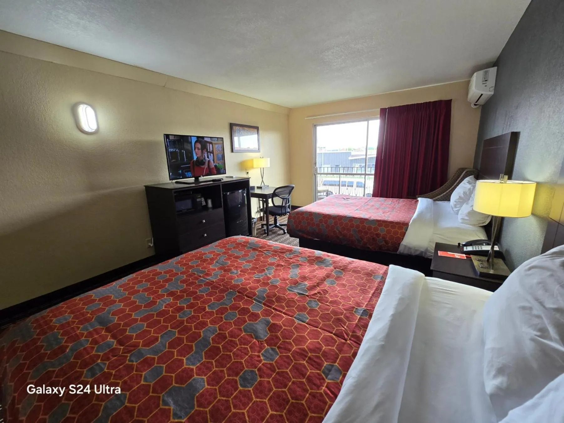 Photo of the whole room, Bed in Econo Lodge Inn & Suites
