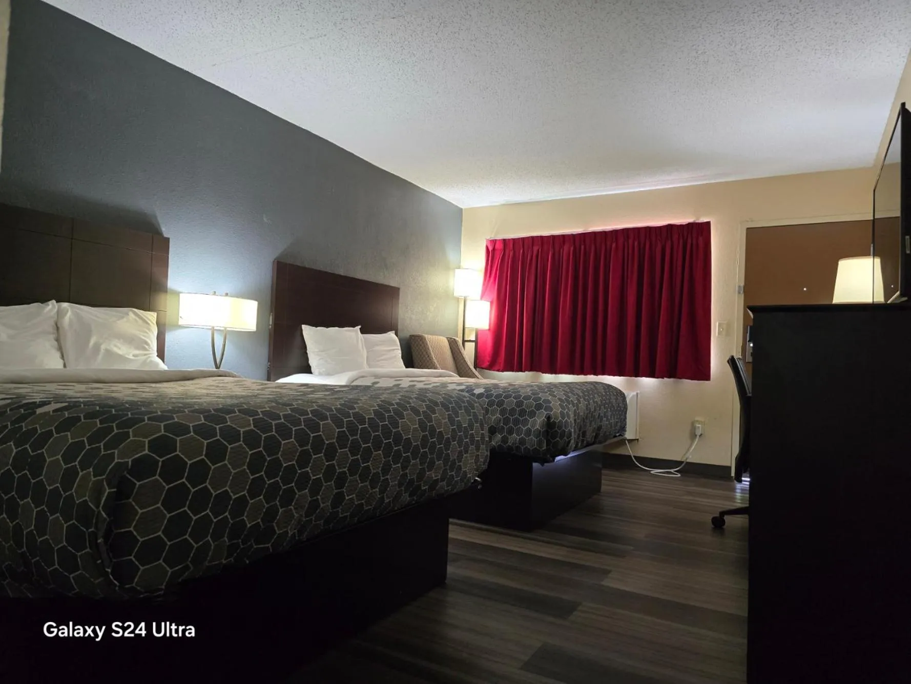 Photo of the whole room, Bed in Econo Lodge Inn & Suites