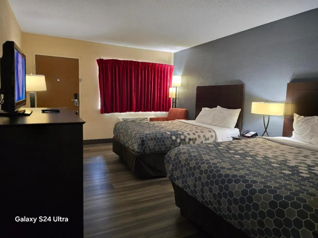 Photo of the whole room, Bed in Econo Lodge Inn & Suites