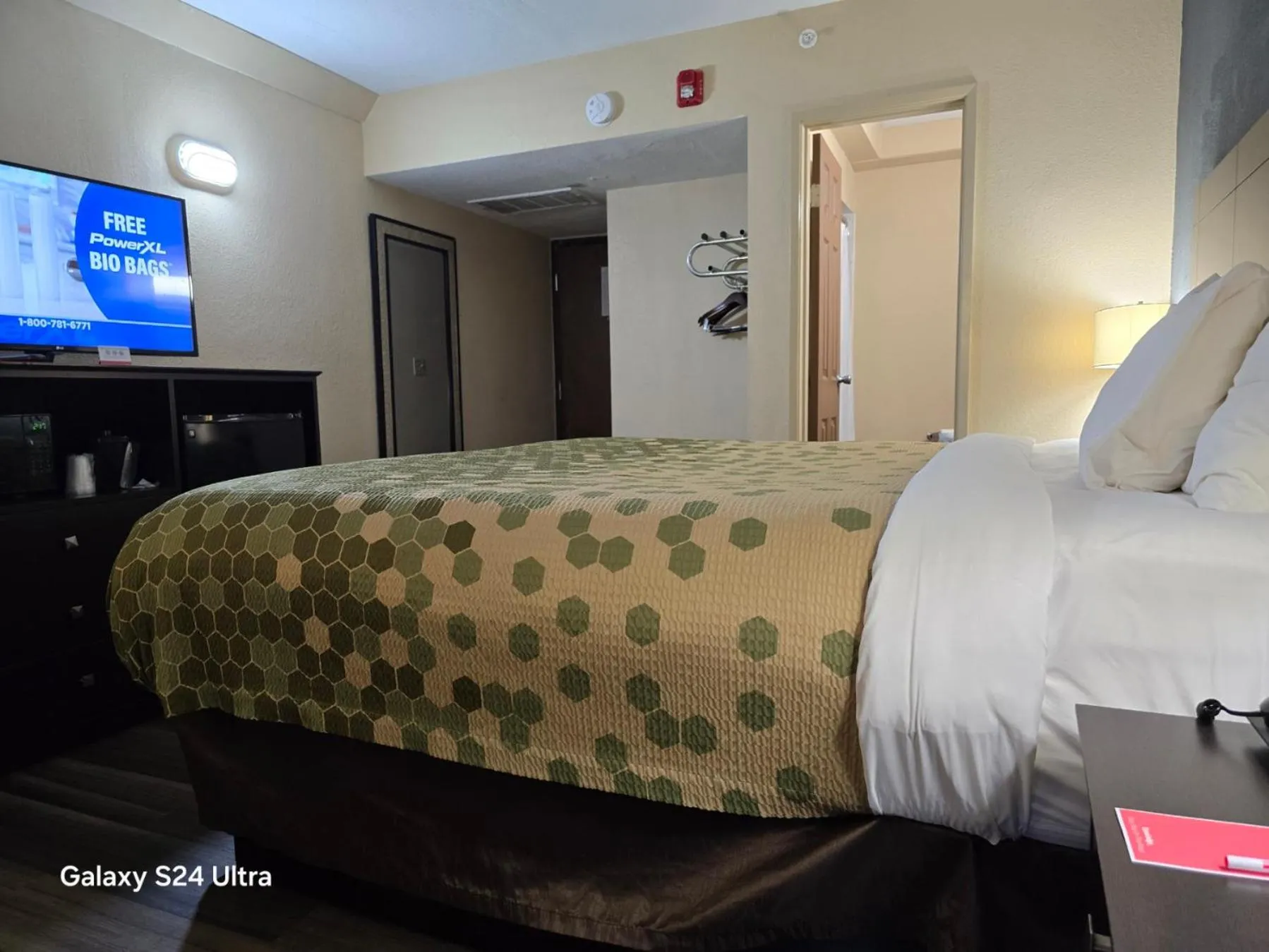 Photo of the whole room, Bed in Econo Lodge Inn & Suites