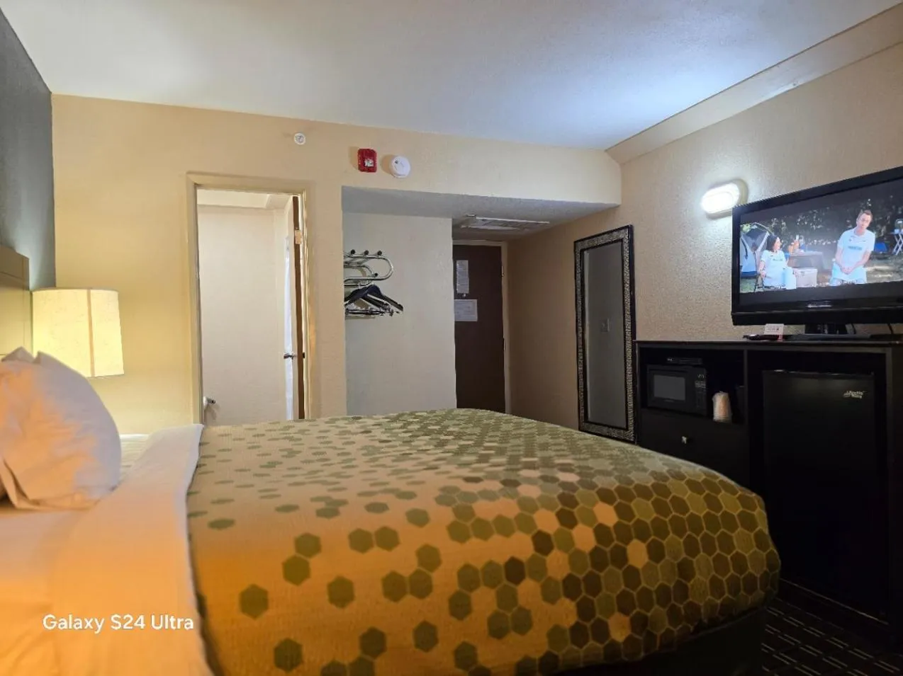 Communal lounge/ TV room, Bed in Econo Lodge Inn & Suites