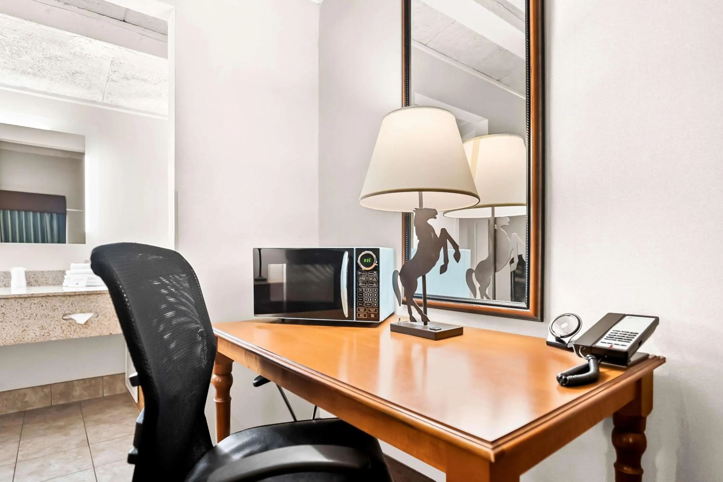 Bedroom in Best Western Outlaw Inn