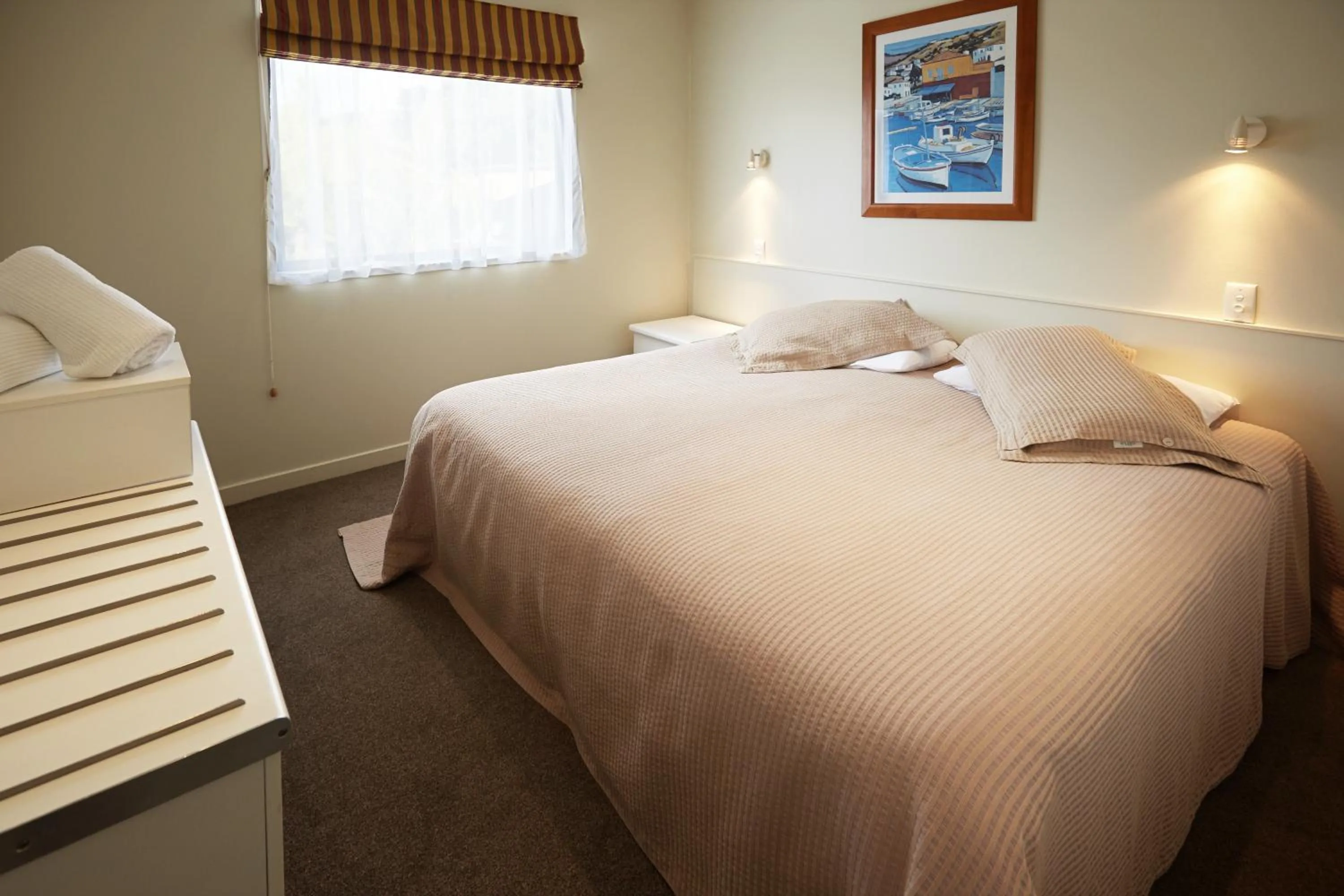 Bedroom, Bed in Pioneer Waterfront Apartments