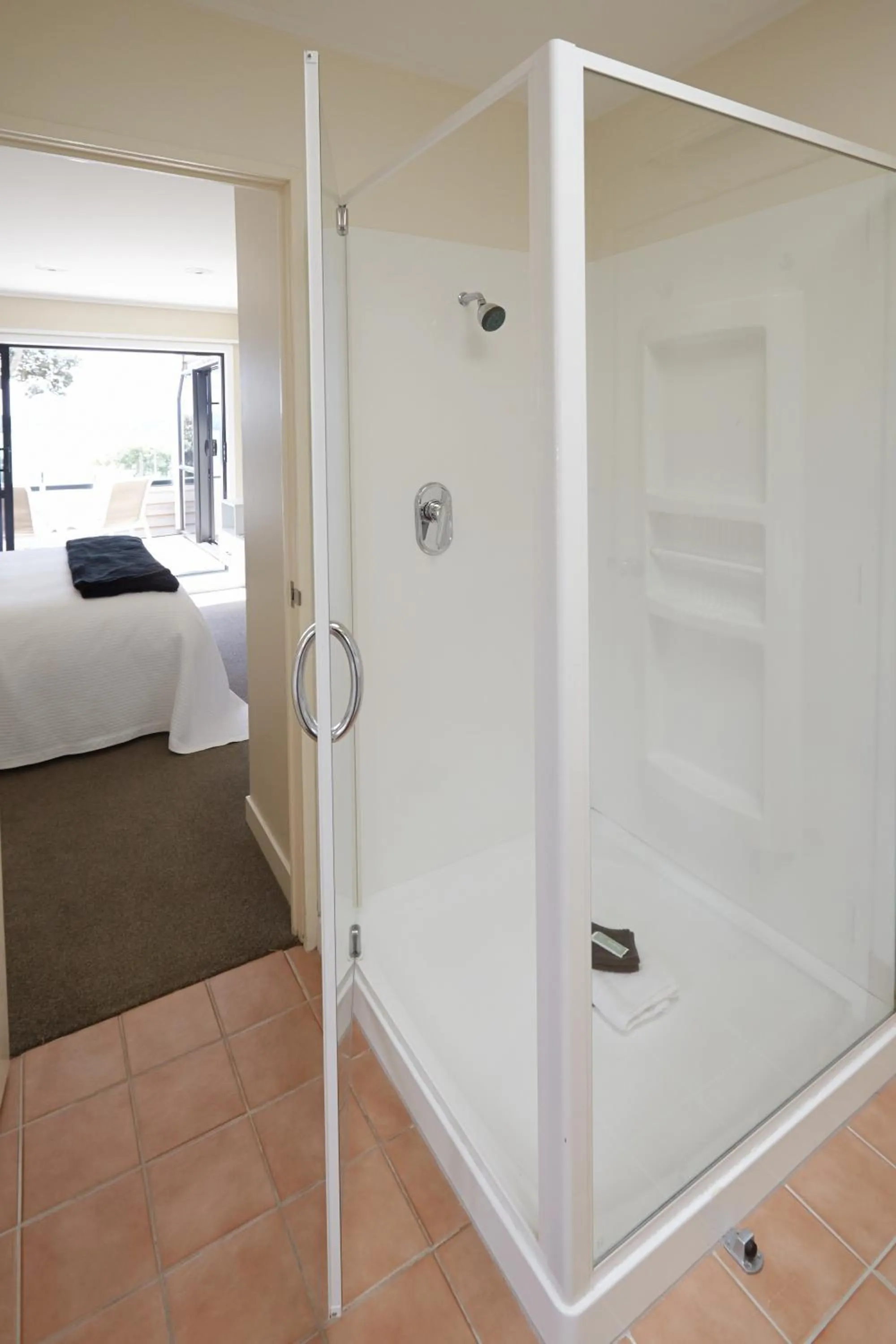 Bathroom, Bed in Pioneer Waterfront Apartments