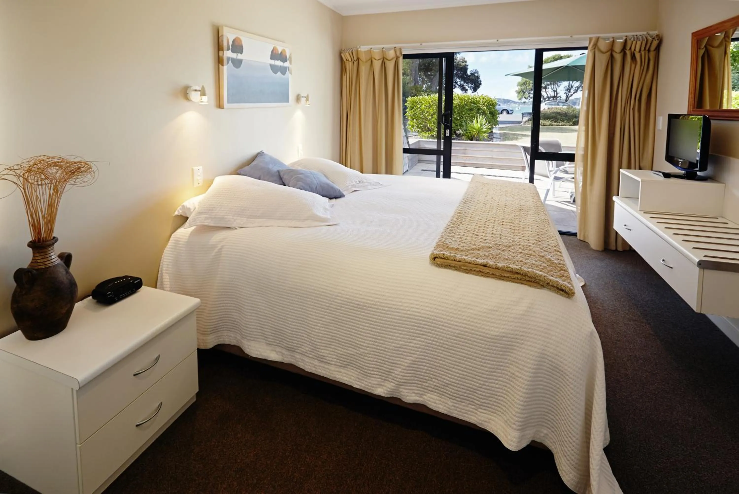 Bed in Pioneer Waterfront Apartments