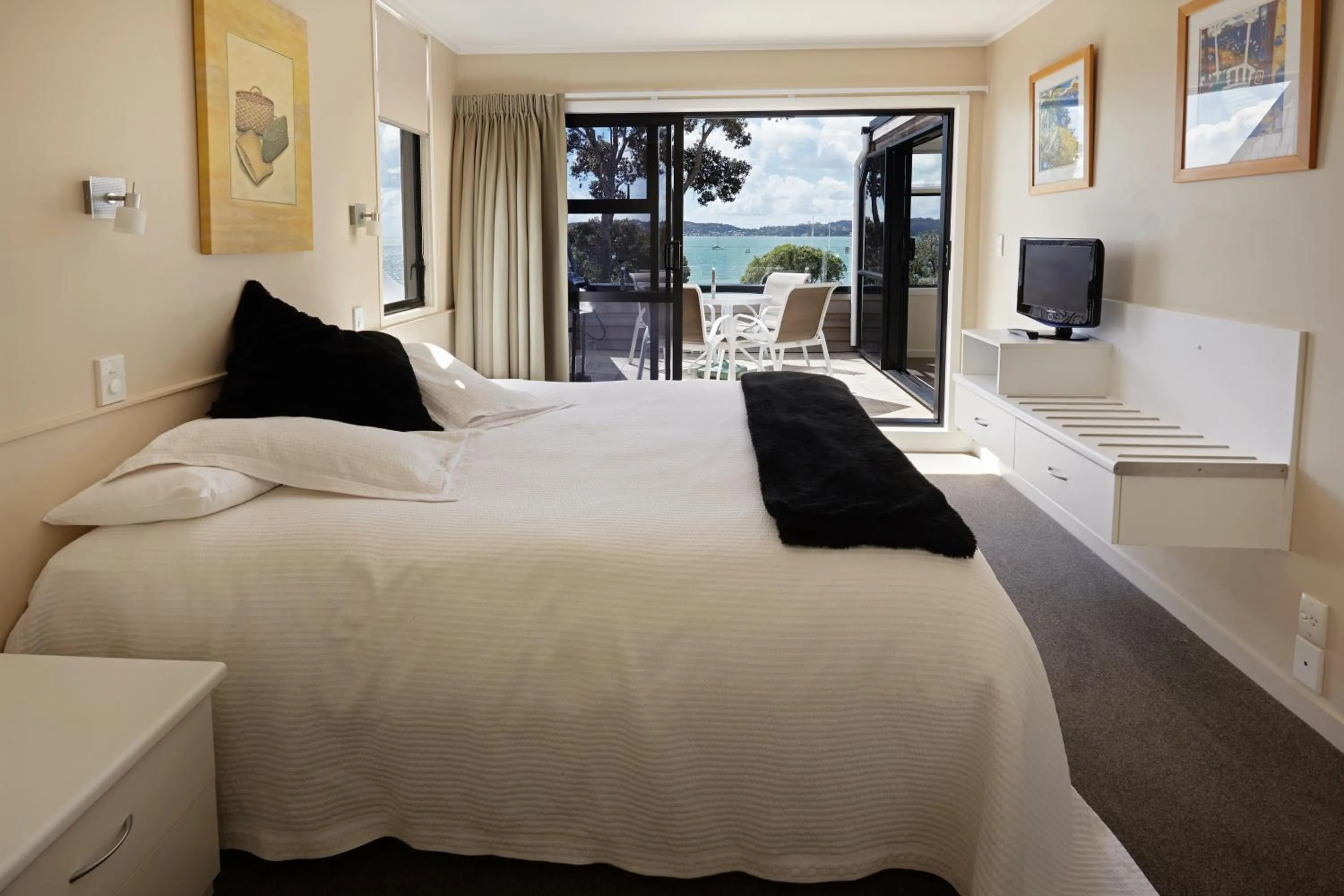 View (from property/room), Bed in Pioneer Waterfront Apartments