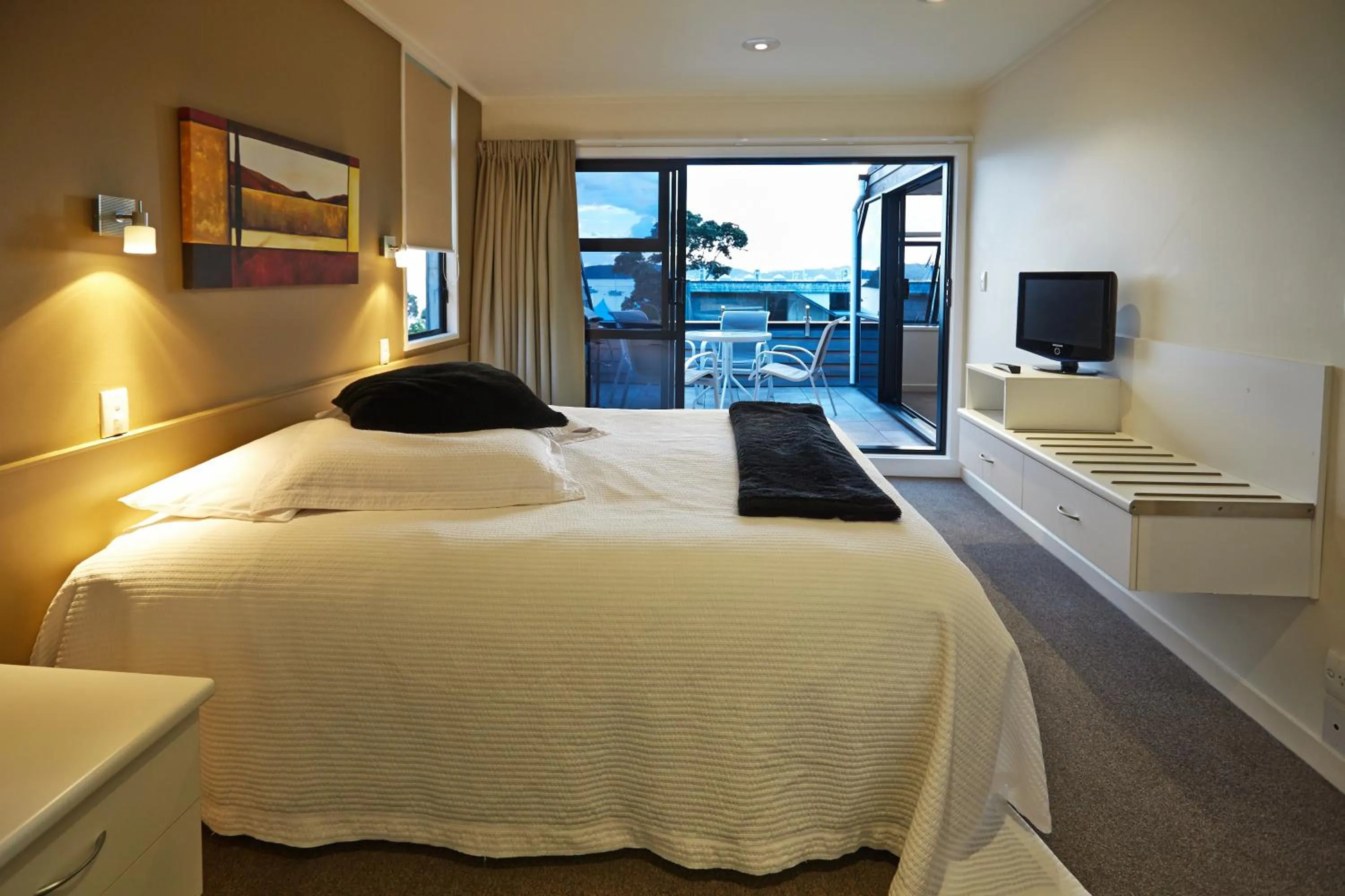 Bedroom, Bed in Pioneer Waterfront Apartments