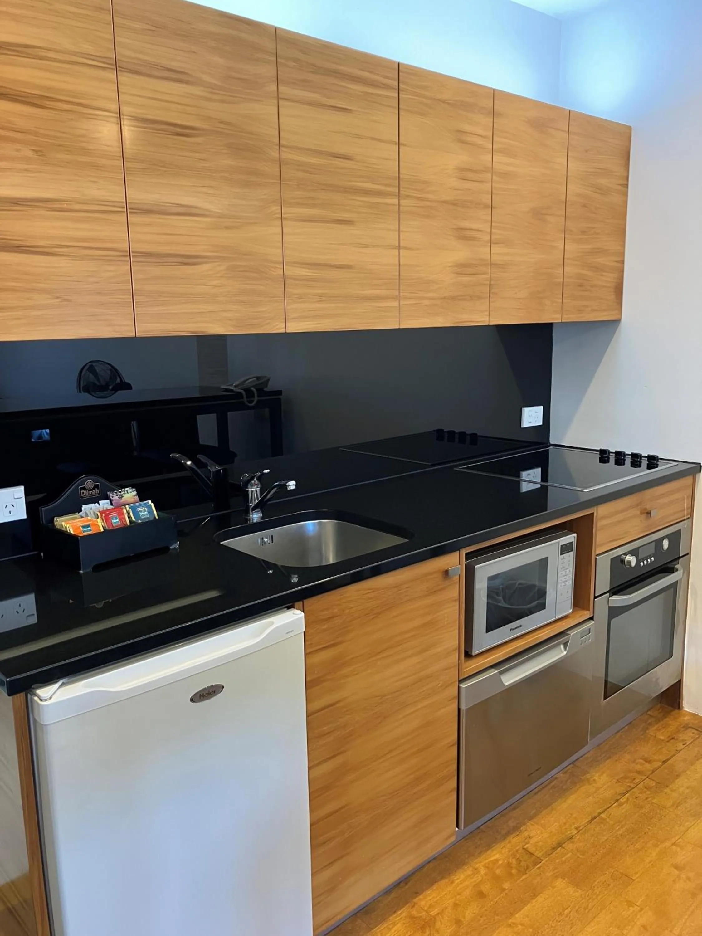 Kitchen or kitchenette in Auto Lodge