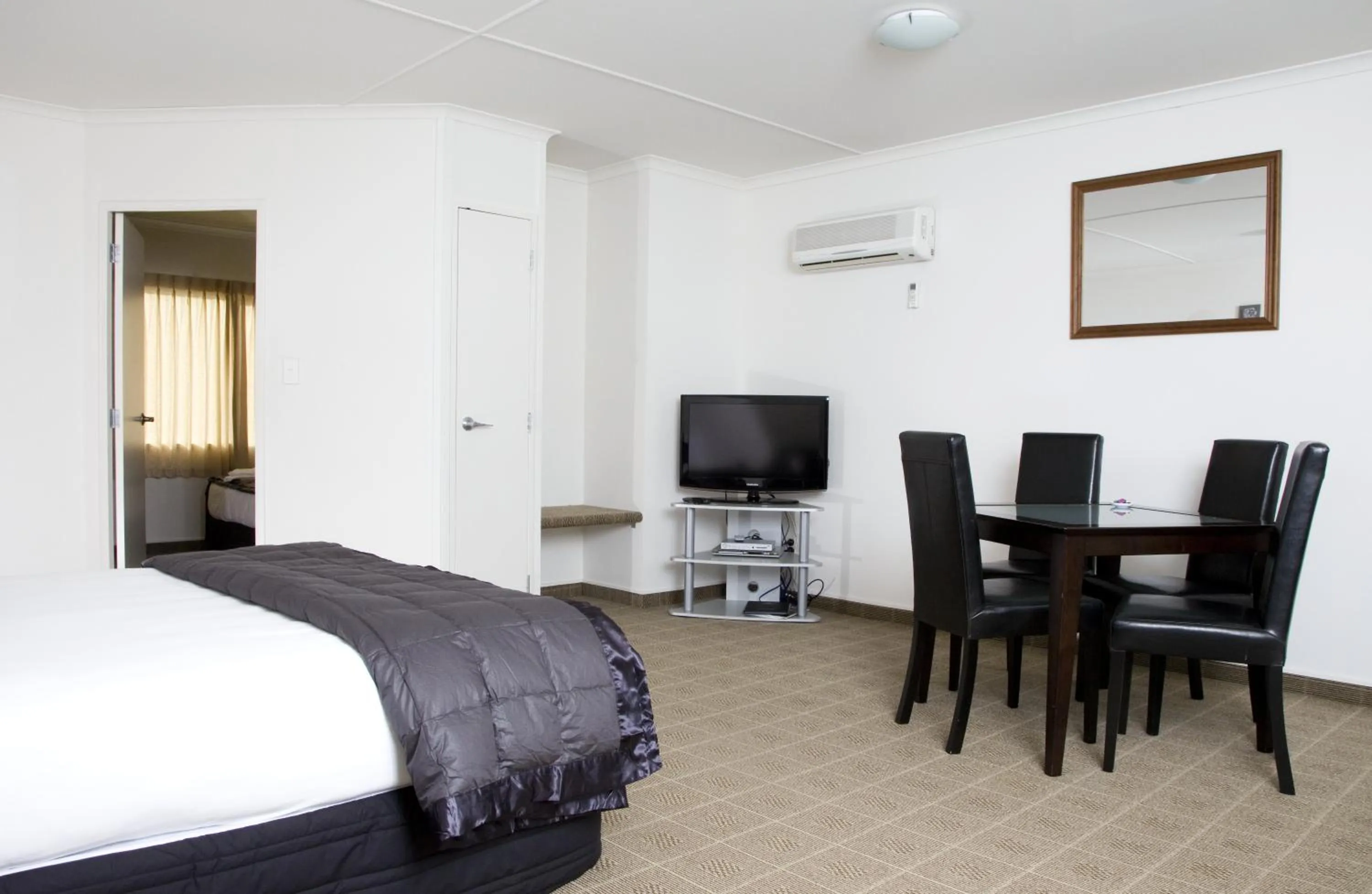 Dining area, Bed in Hygate Motor Lodge